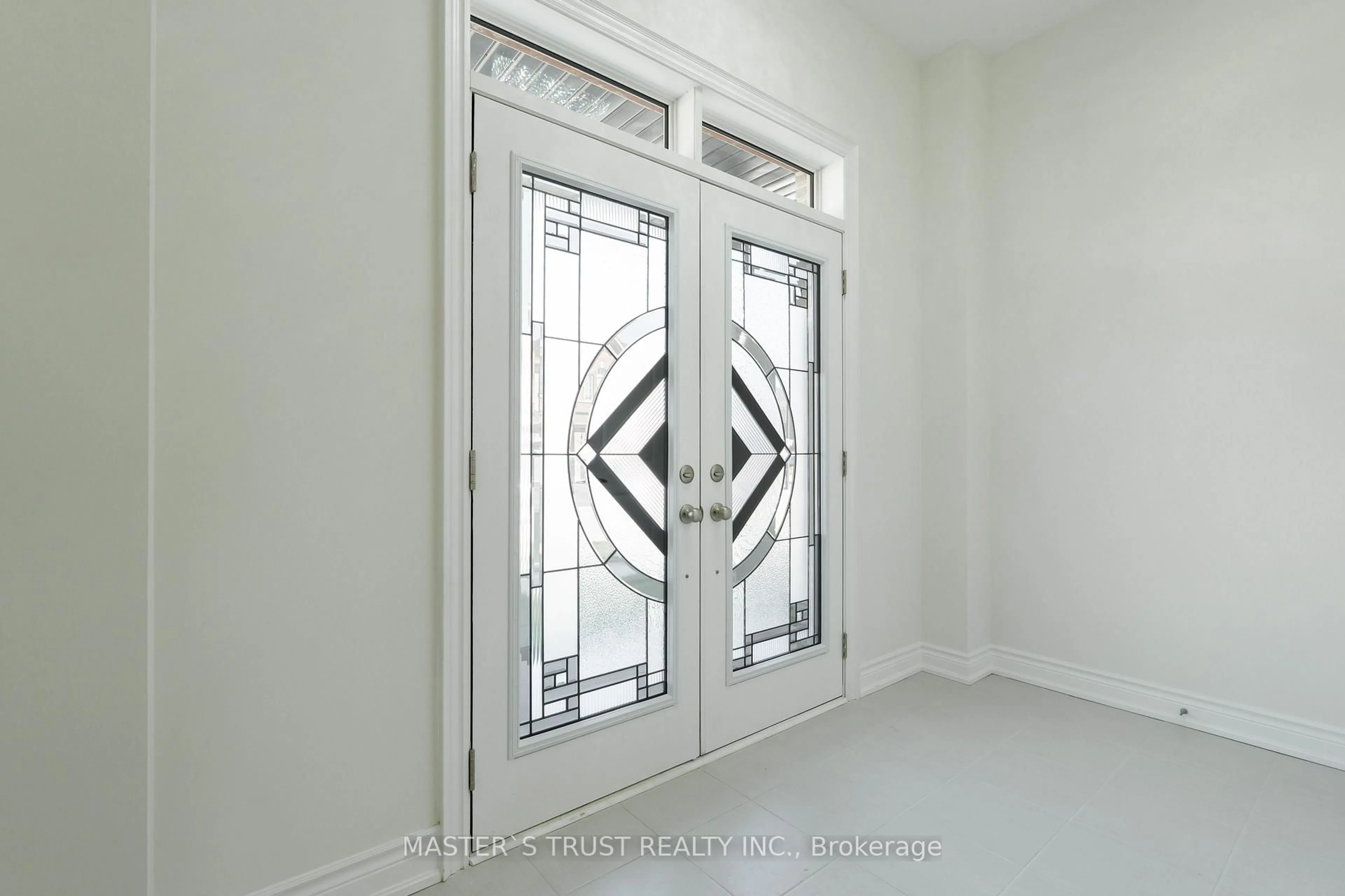 Indoor entryway for 2952 Grindstone Cres, Pickering Ontario L1X 0R5
