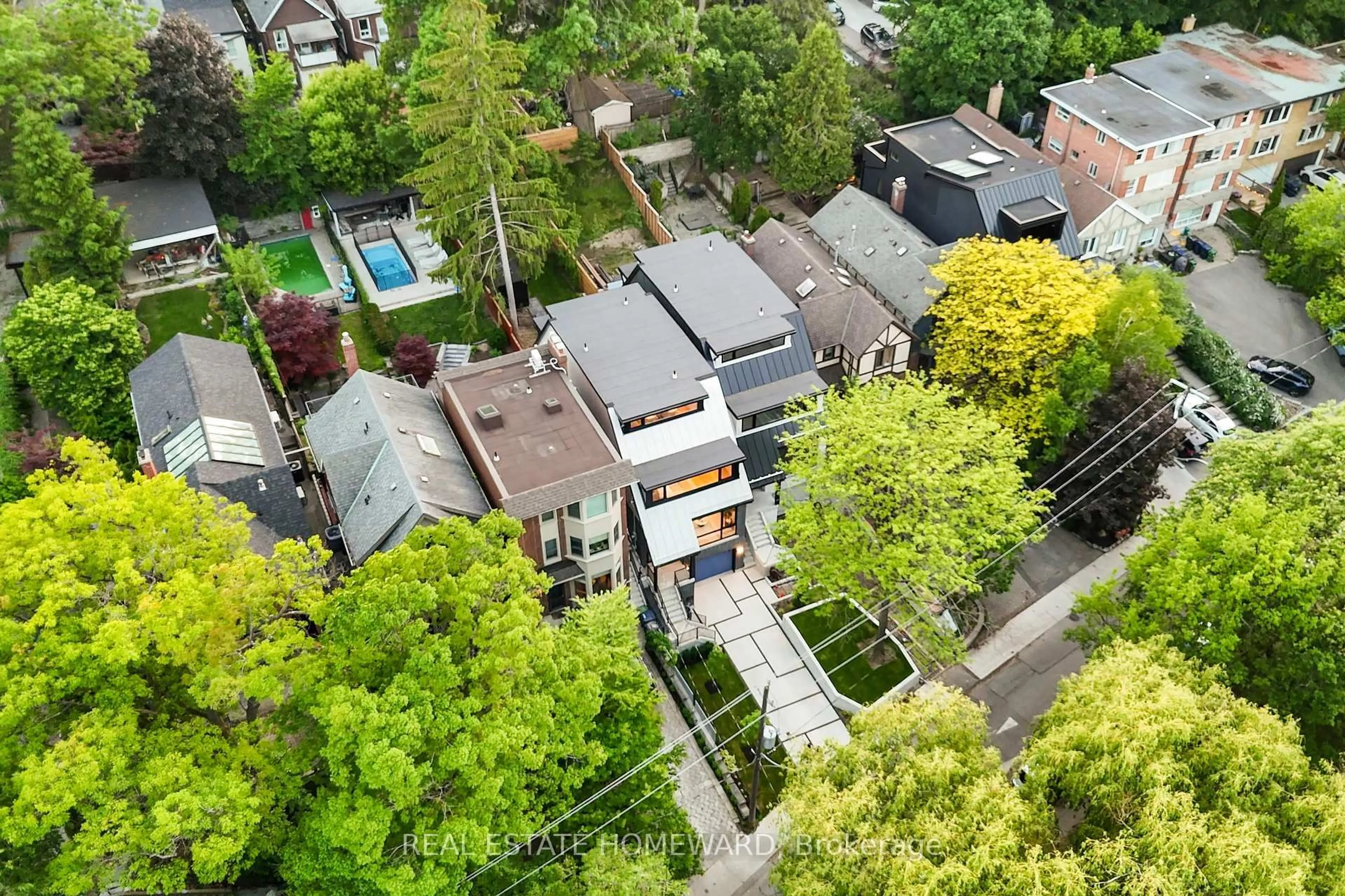 A pic from outside/outdoor area/front of a property/back of a property/a pic from drone, street for 174 Kenilworth Ave, Toronto Ontario M4L 3S6