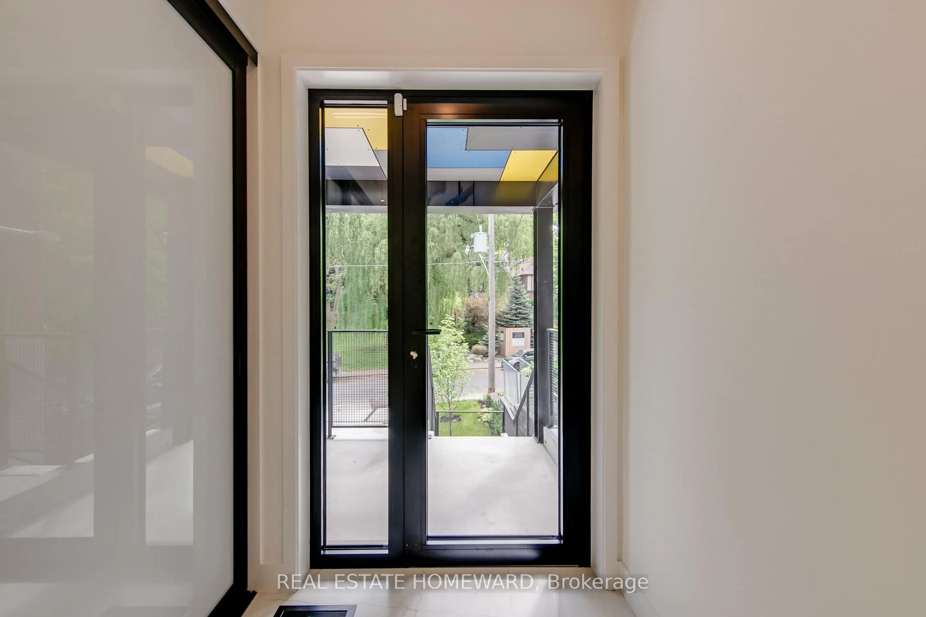 Indoor entryway for 174 Kenilworth Ave, Toronto Ontario M4L 3S6
