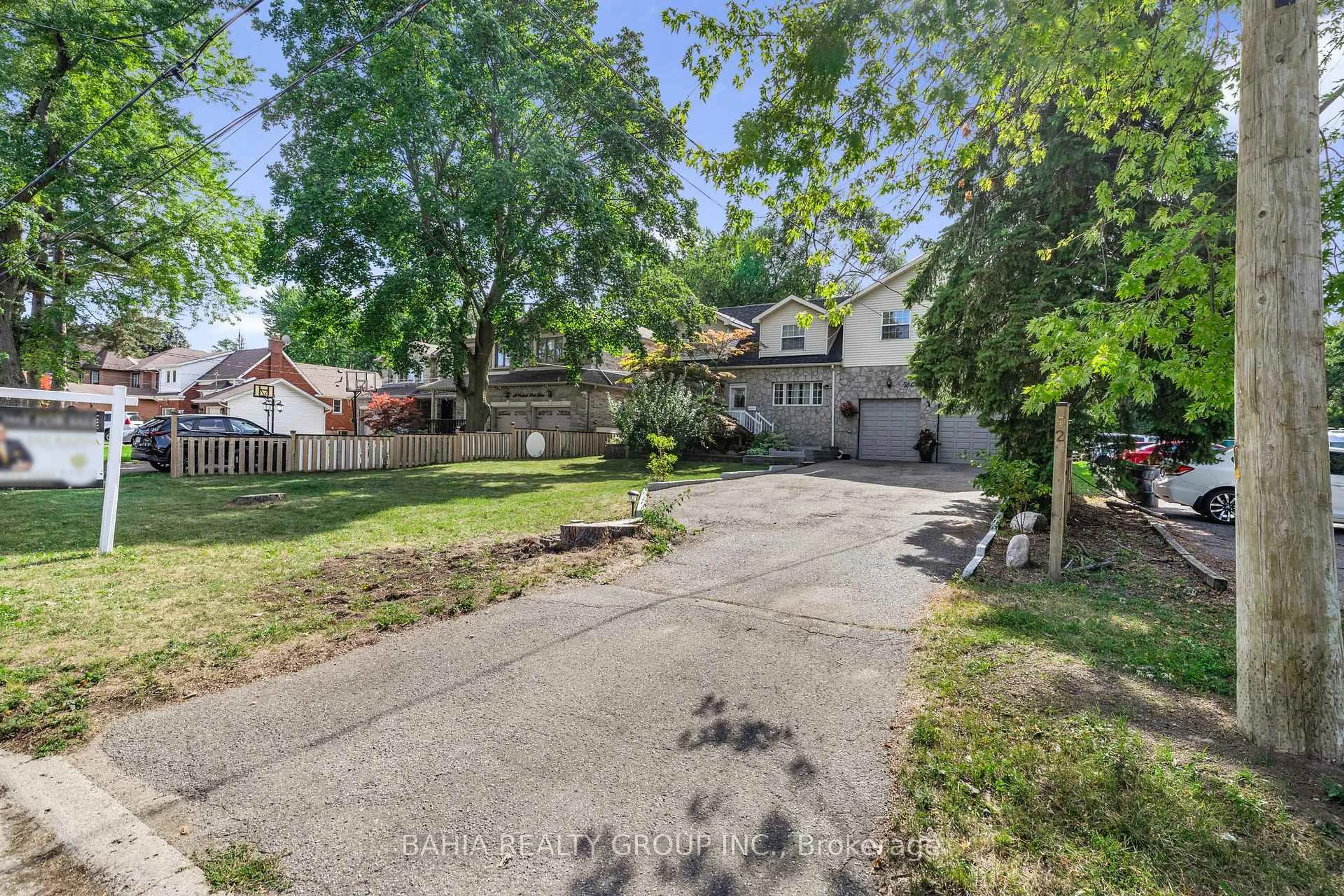 A pic from outside/outdoor area/front of a property/back of a property/a pic from drone, street for 52 Orchard Park Dr, Toronto Ontario M1E 3T7