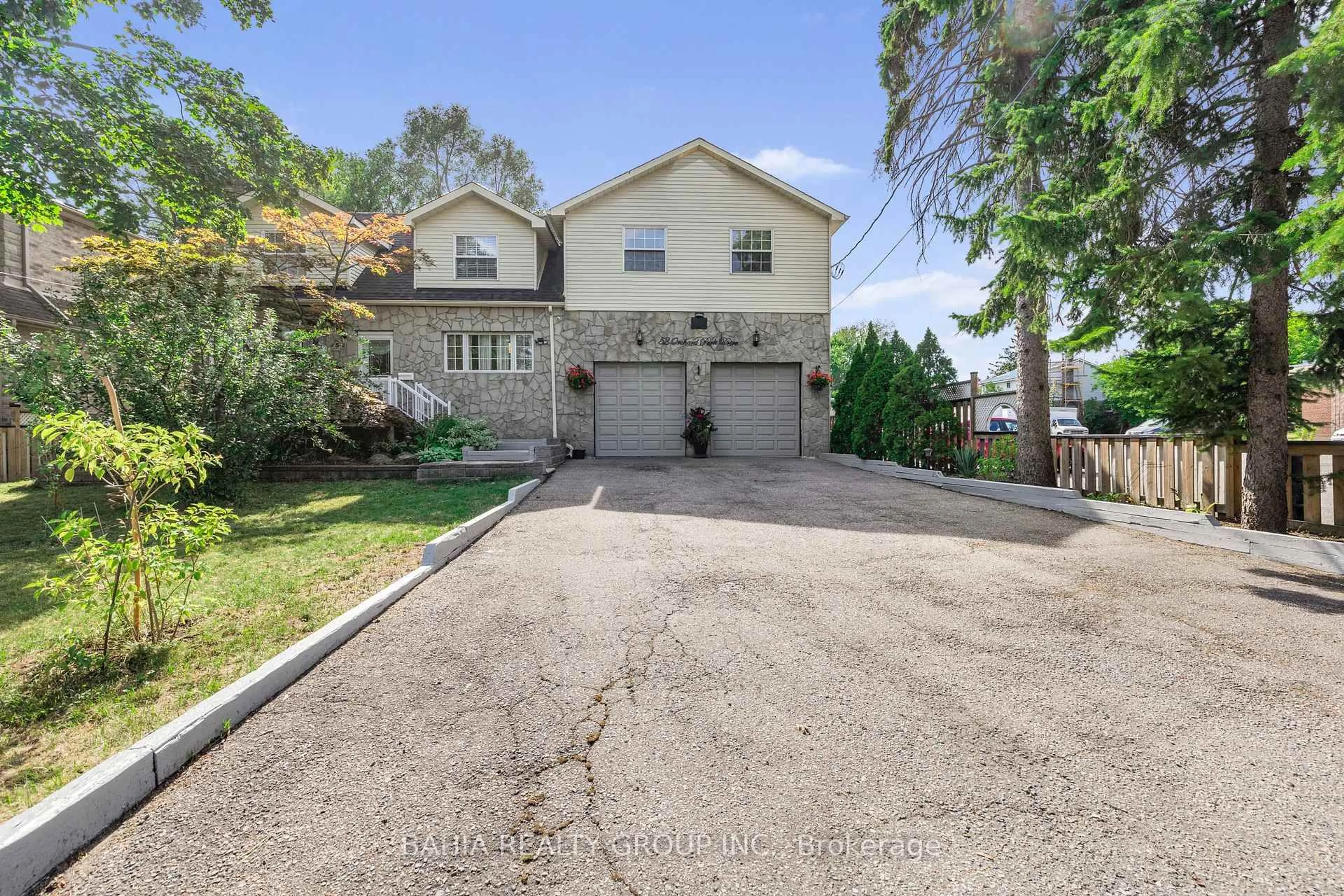 A pic from outside/outdoor area/front of a property/back of a property/a pic from drone, street for 52 Orchard Park Dr, Toronto Ontario M1E 3T7