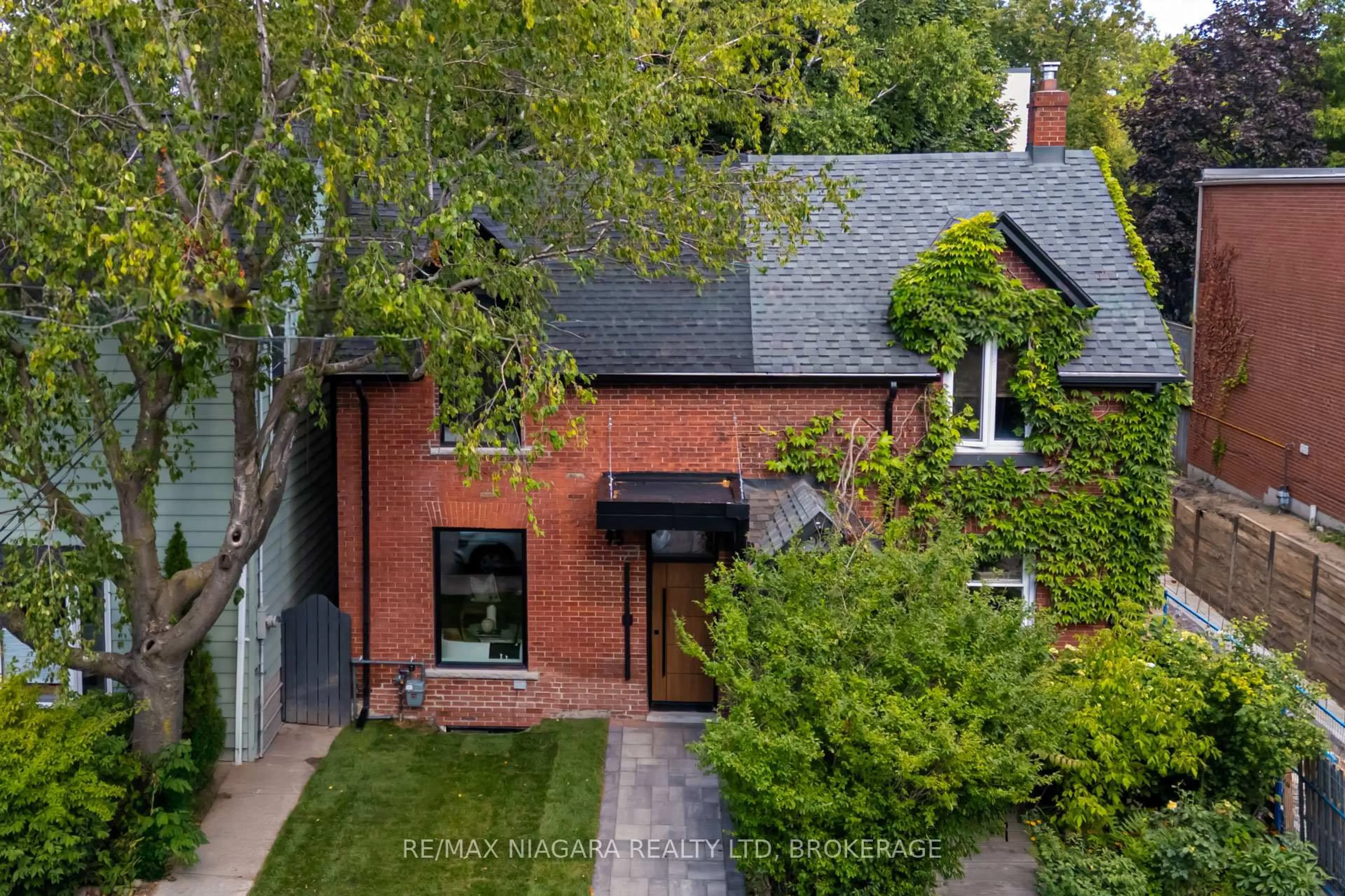 A pic from outside/outdoor area/front of a property/back of a property/a pic from drone, street for 95 Kimberley Ave, Toronto Ontario M4E 2Z4
