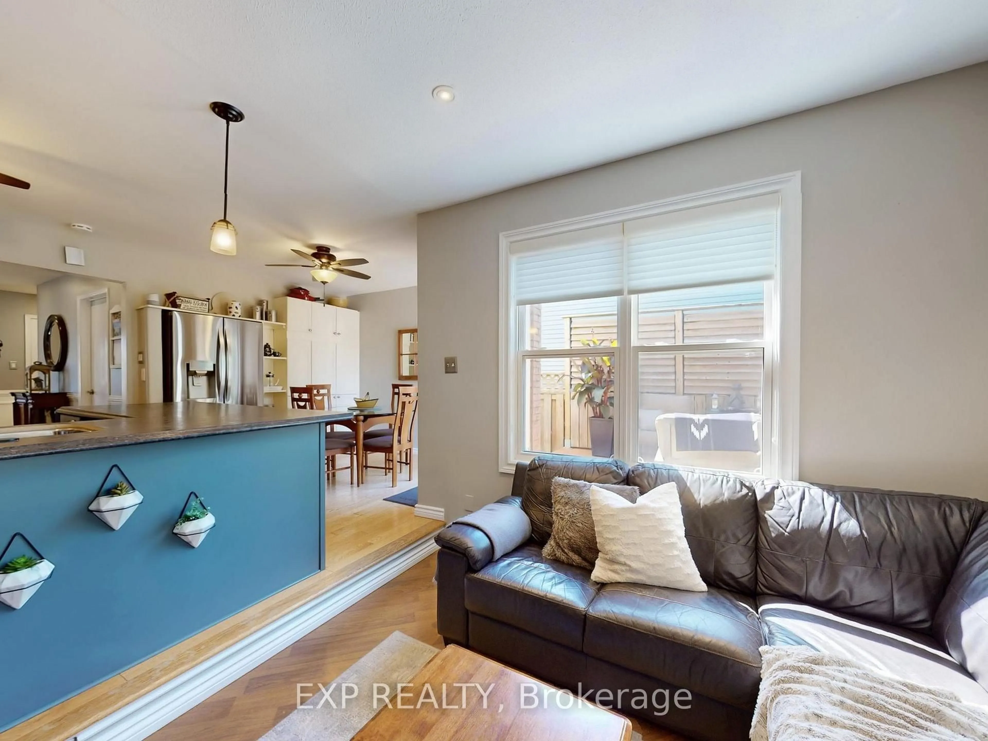 Living room with furniture, unknown for 21 Lyndale Cres, Clarington Ontario L1E 1W3
