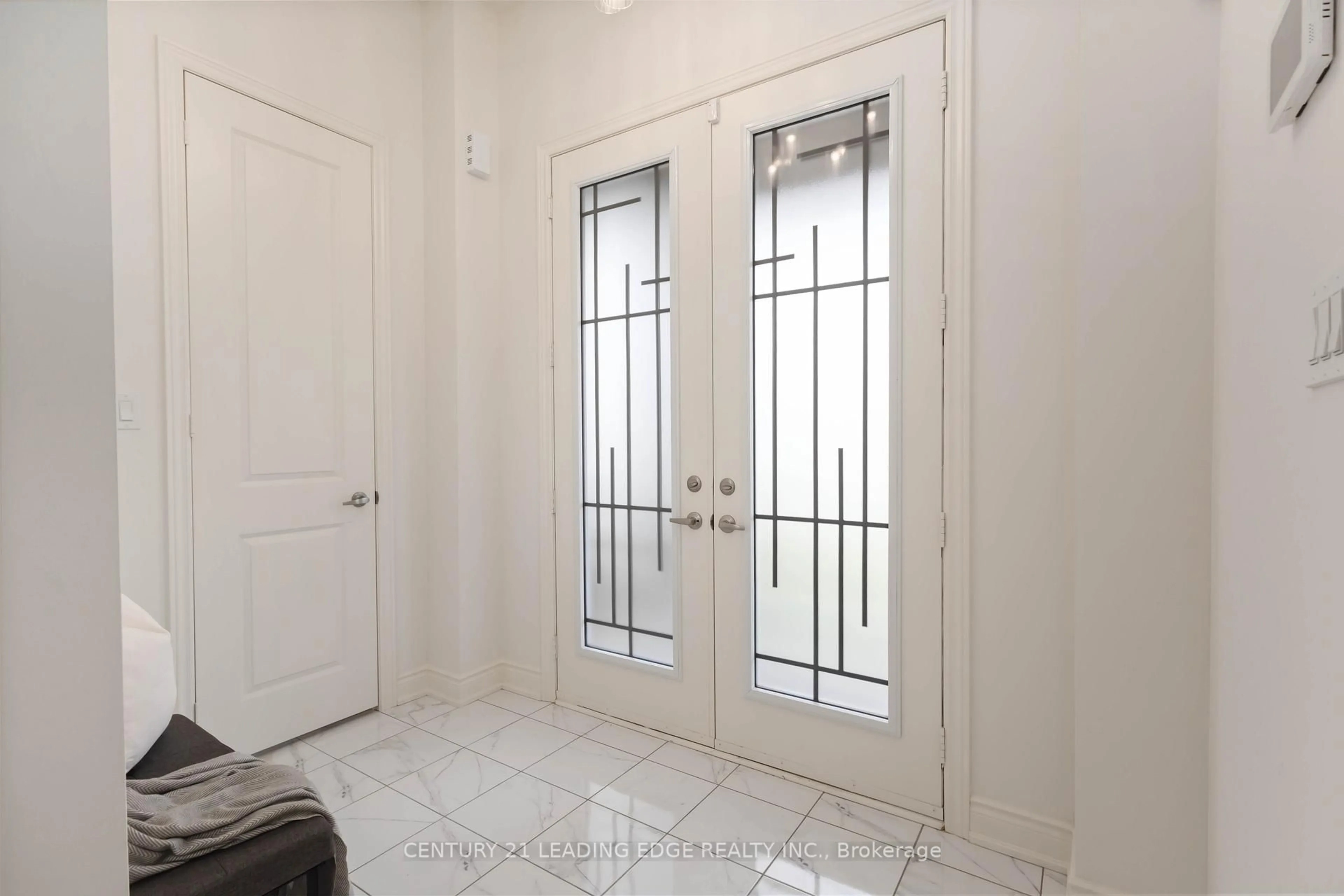 Indoor entryway for 2118 Cayenne St, Oshawa Ontario L1H 0H4