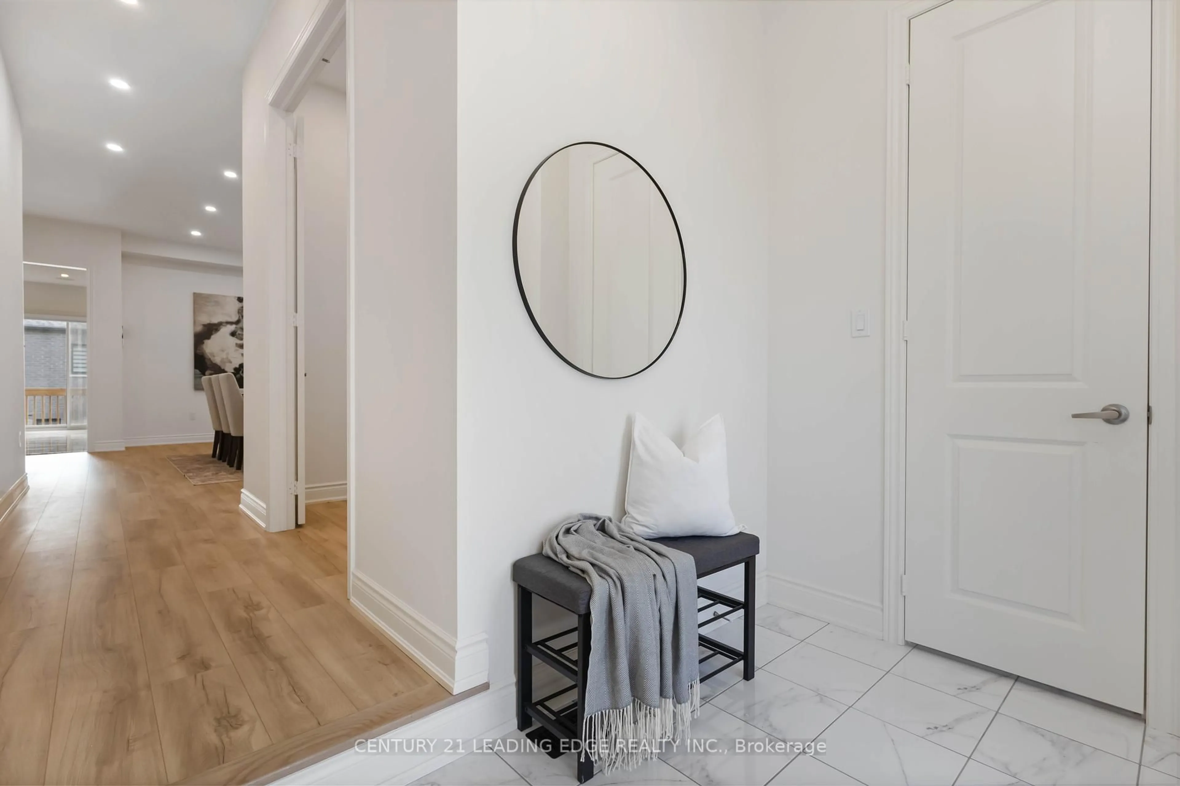 Indoor entryway for 2118 Cayenne St, Oshawa Ontario L1H 0H4