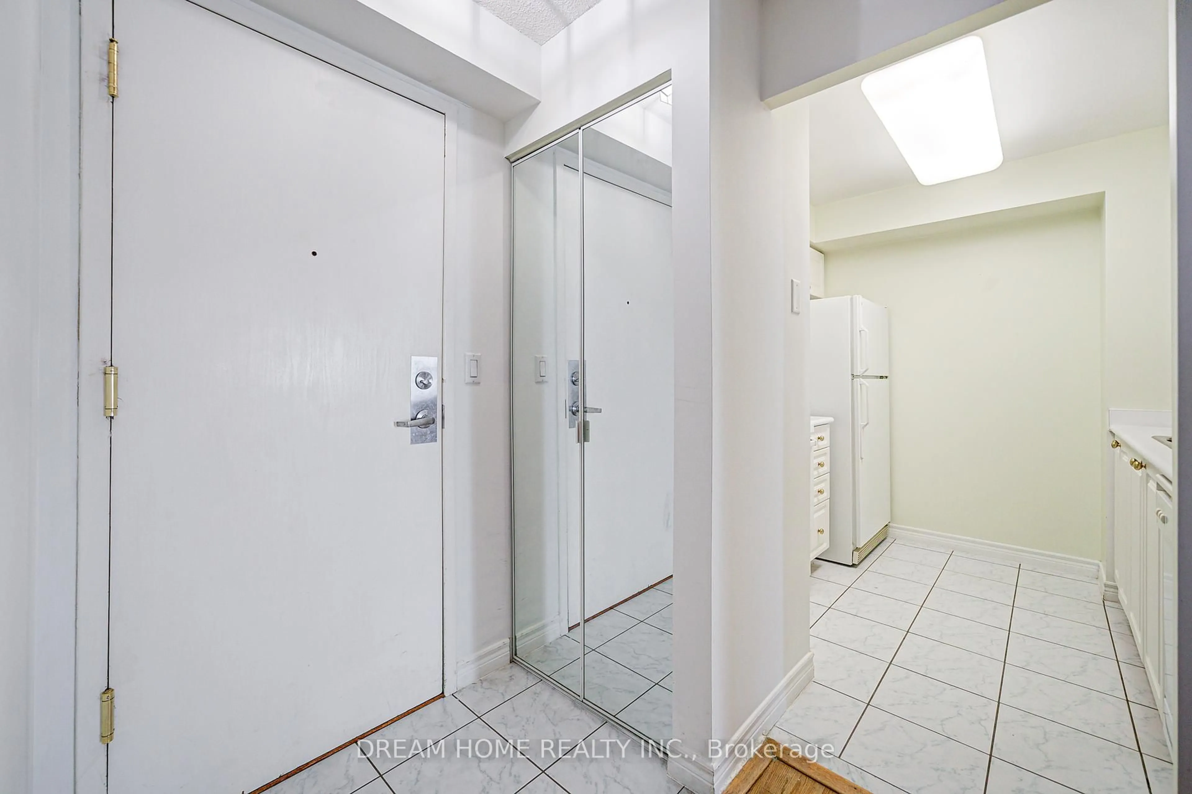 Indoor foyer for 68 CORPORATE Dr #1531, Toronto Ontario M1H 3H3