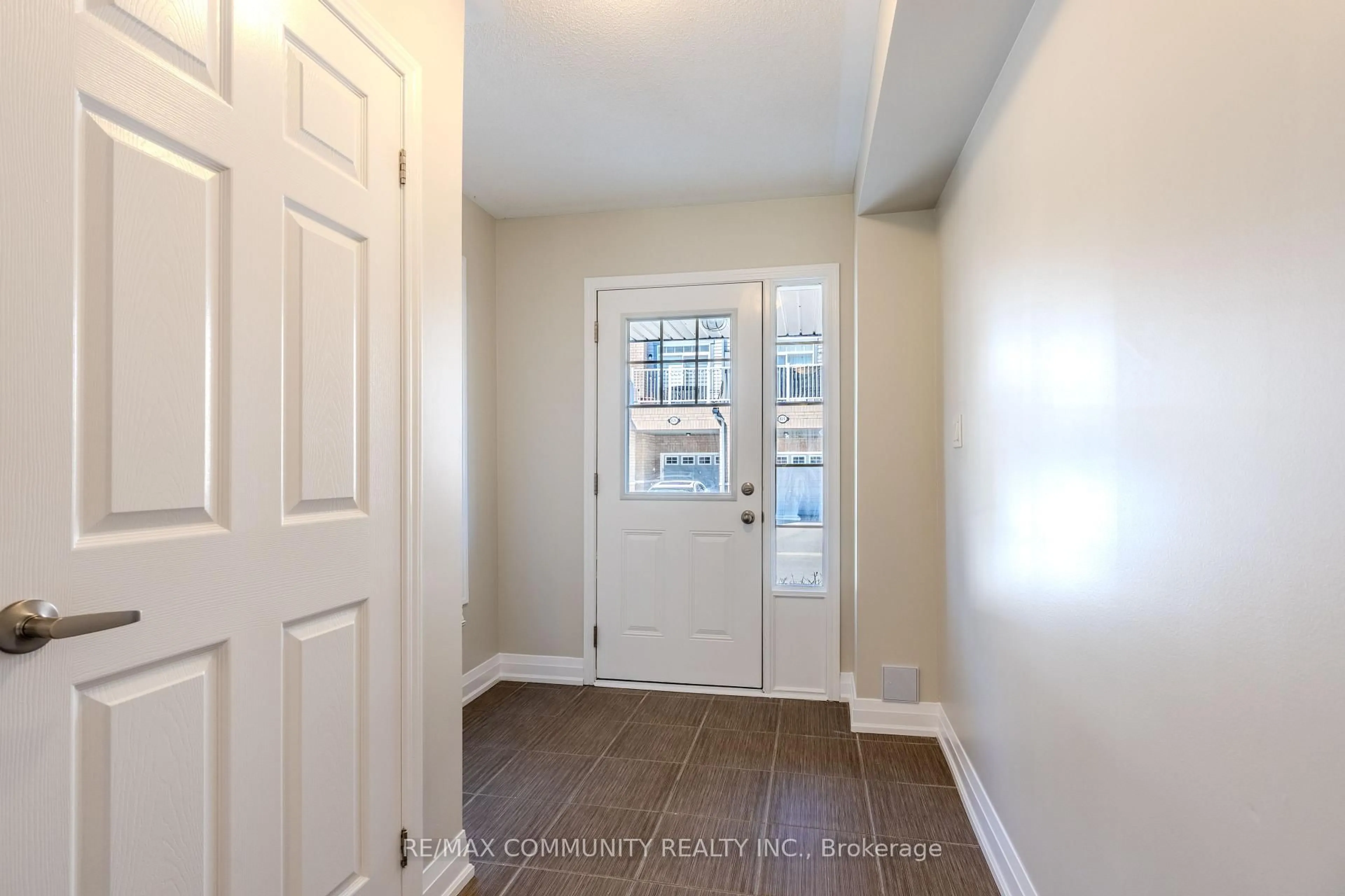 Indoor entryway for 823 Atwater Path, Oshawa Ontario L1J 0E3