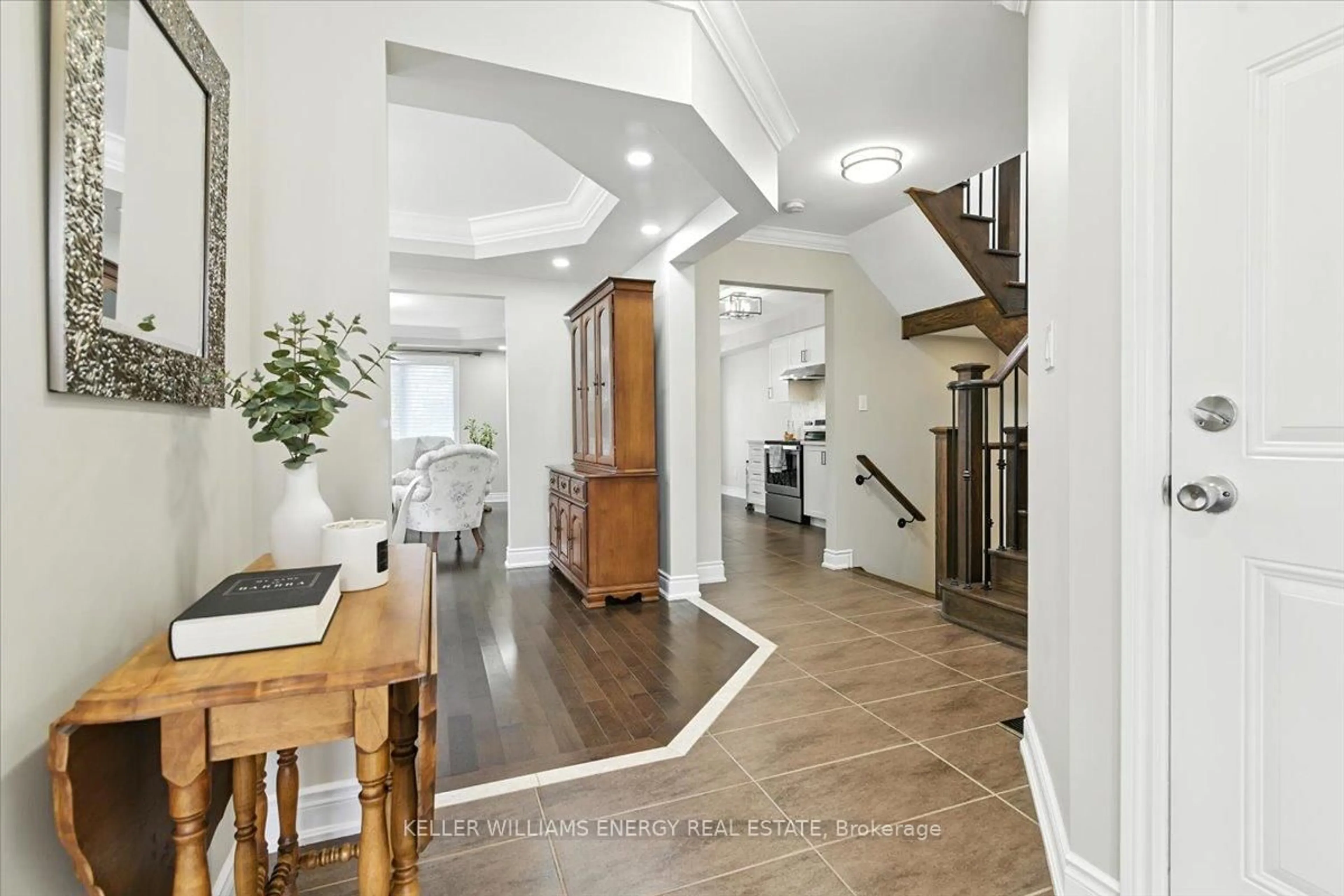 Indoor entryway for 1762 Dufferin St, Whitby Ontario L1N 1B4
