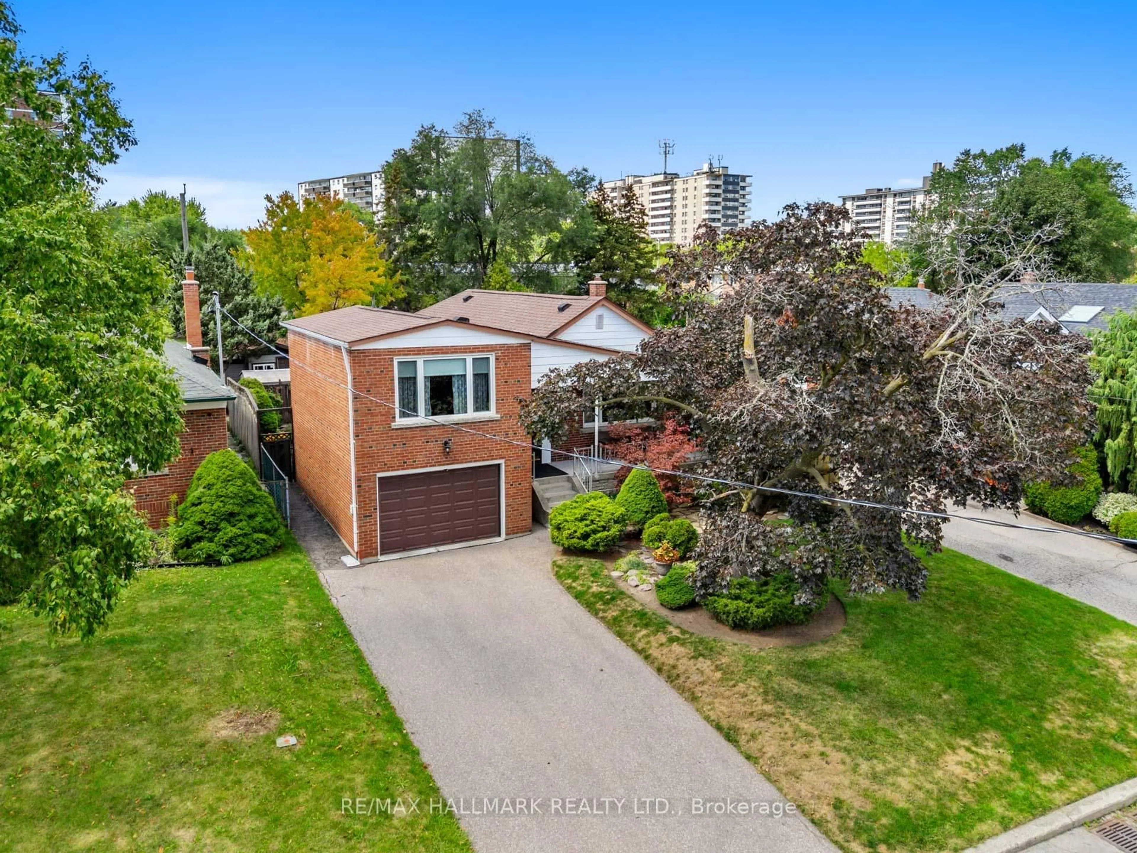 A pic from outside/outdoor area/front of a property/back of a property/a pic from drone, street for 60 Greylawn Cres, Toronto Ontario M1R 2V6