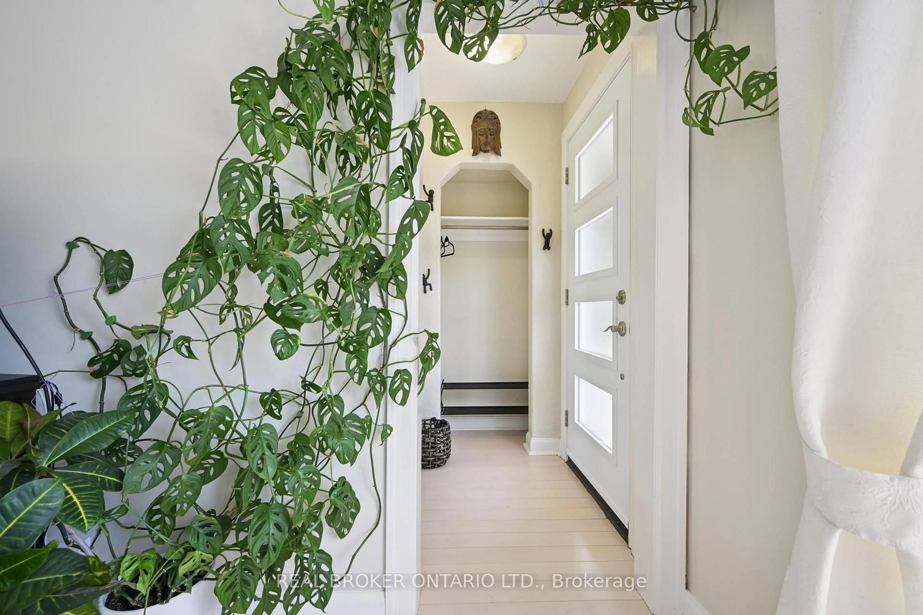 Indoor entryway for 28 Galbraith Ave, Toronto Ontario M4B 2B5