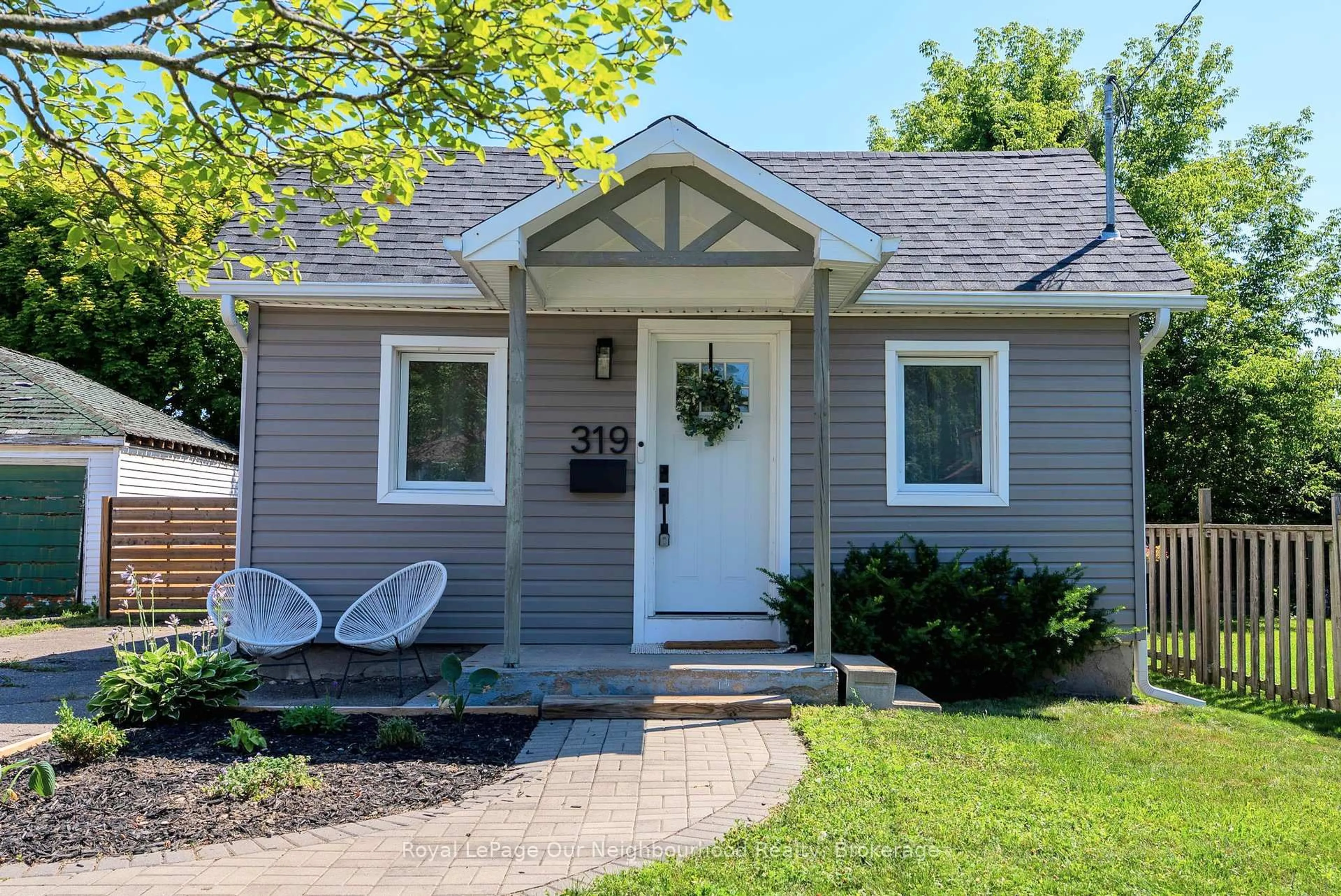 Home with vinyl exterior material, street for 319 Division St, Oshawa Ontario L1G 5M6