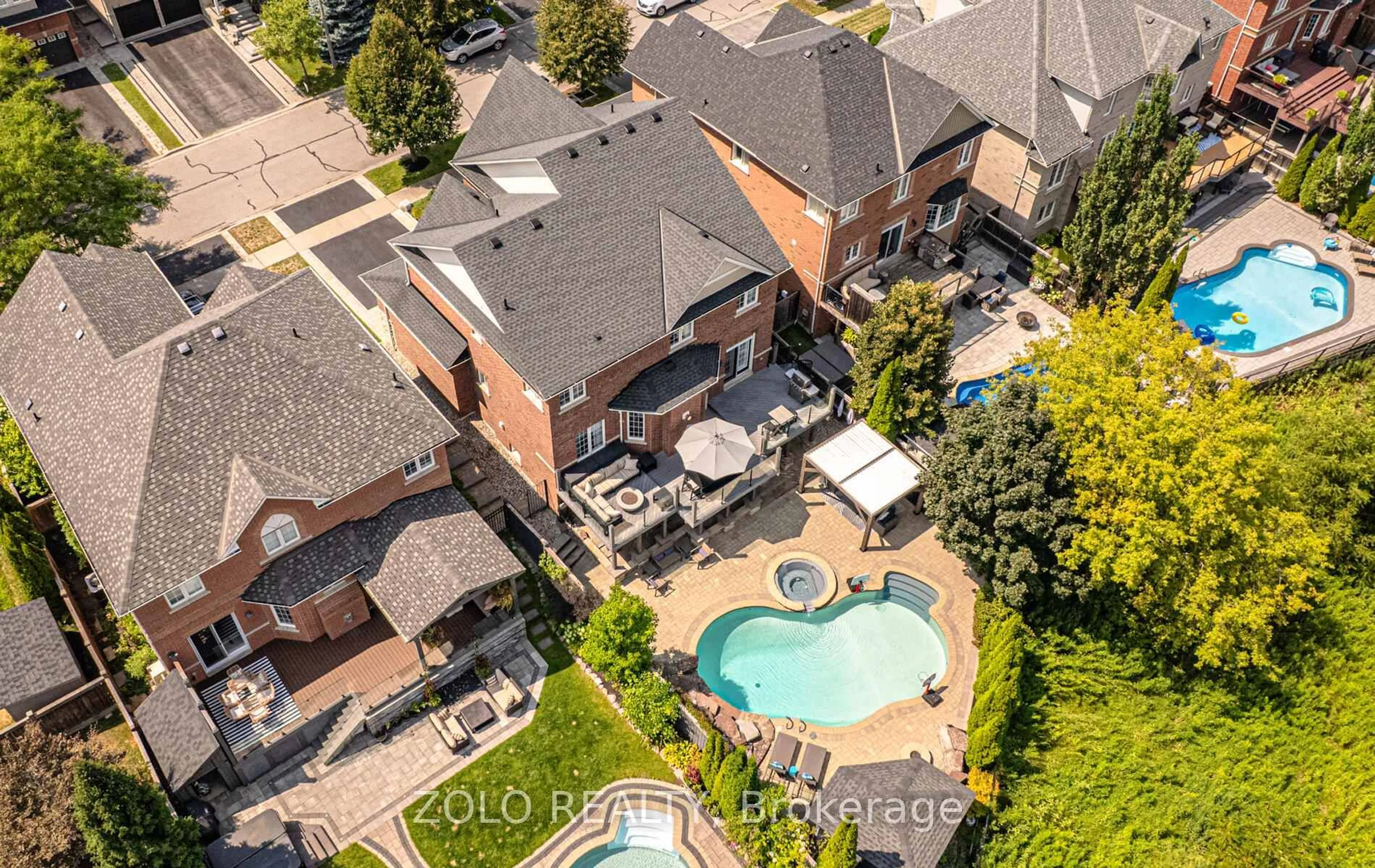 A pic from outside/outdoor area/front of a property/back of a property/a pic from drone, city buildings view from balcony for 3 Covington Dr, Whitby Ontario L1M 2K4