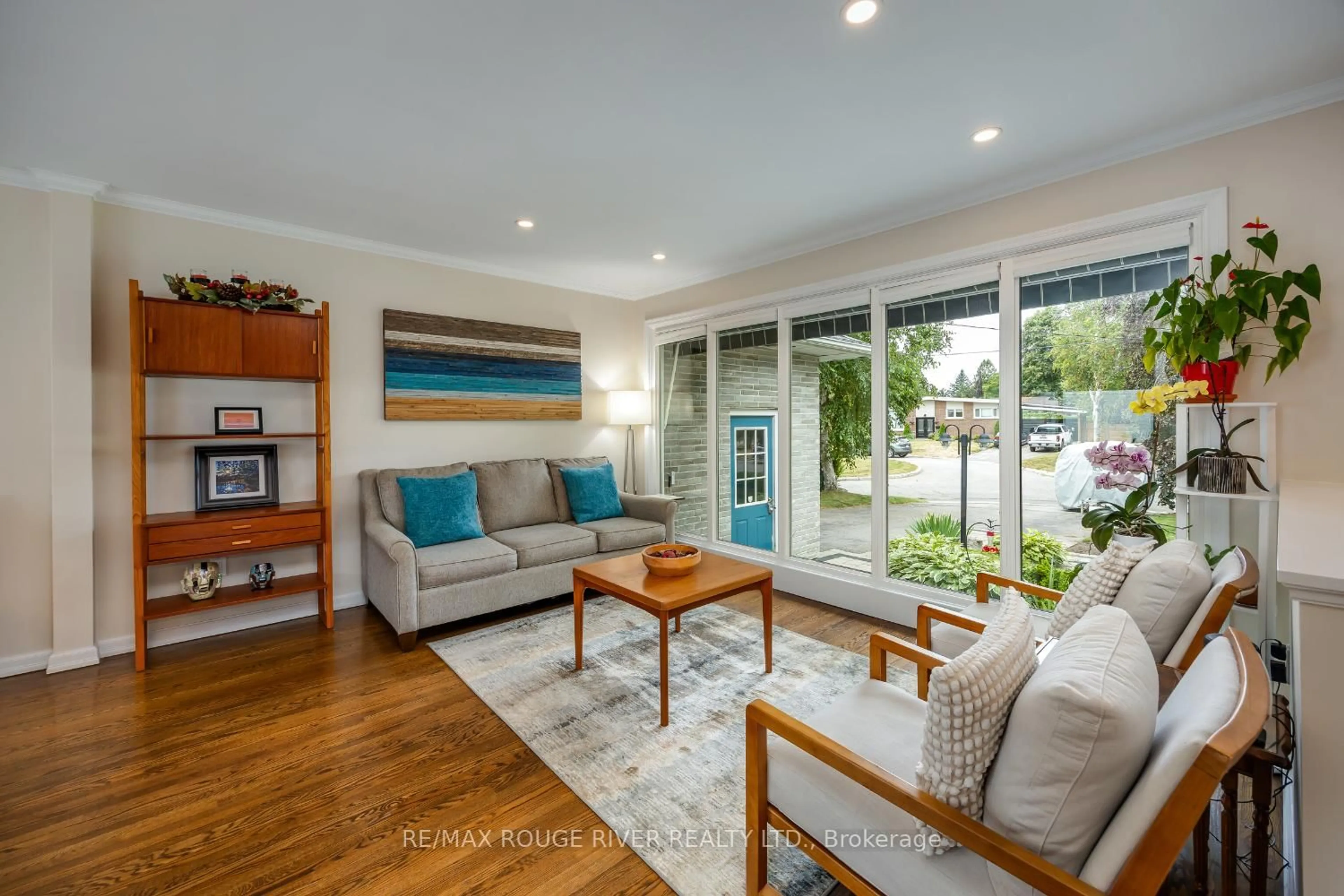 Living room with furniture, unknown for 129 Briar Crt, Oshawa Ontario L1G 6M4