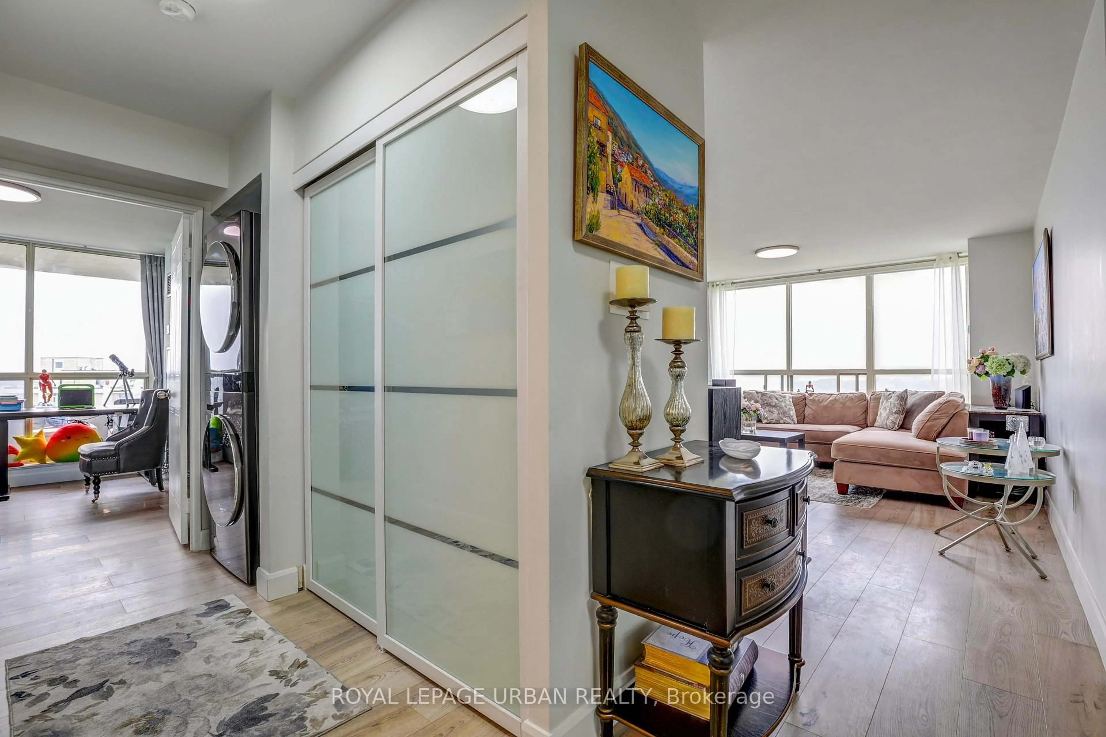 Indoor entryway for 5 Greystone Walk Dr #1905, Toronto Ontario M1K 5J5