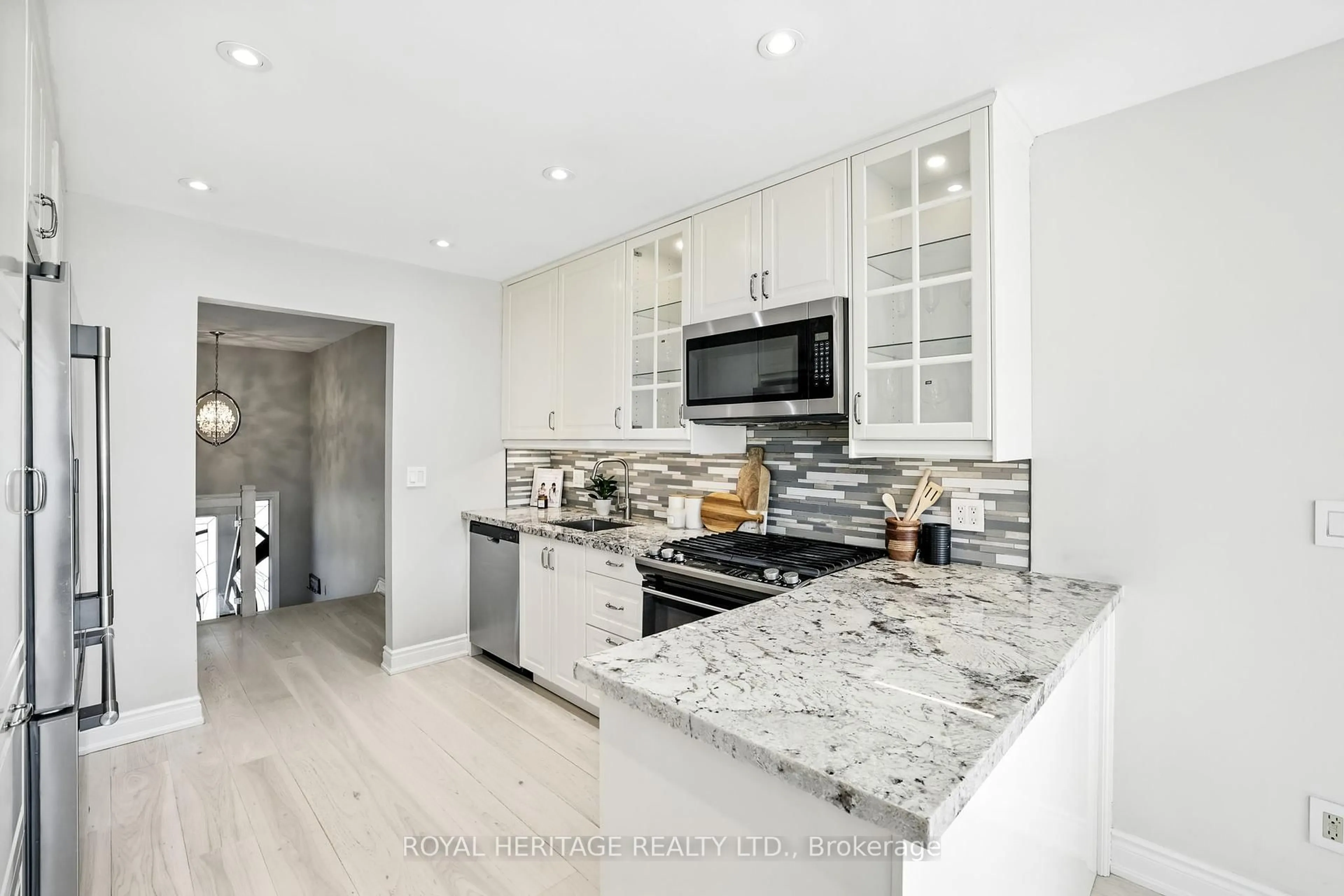 Open concept kitchen, ceramic/tile floor for 85 Pinedale Cres, Clarington Ontario L1E 1C4