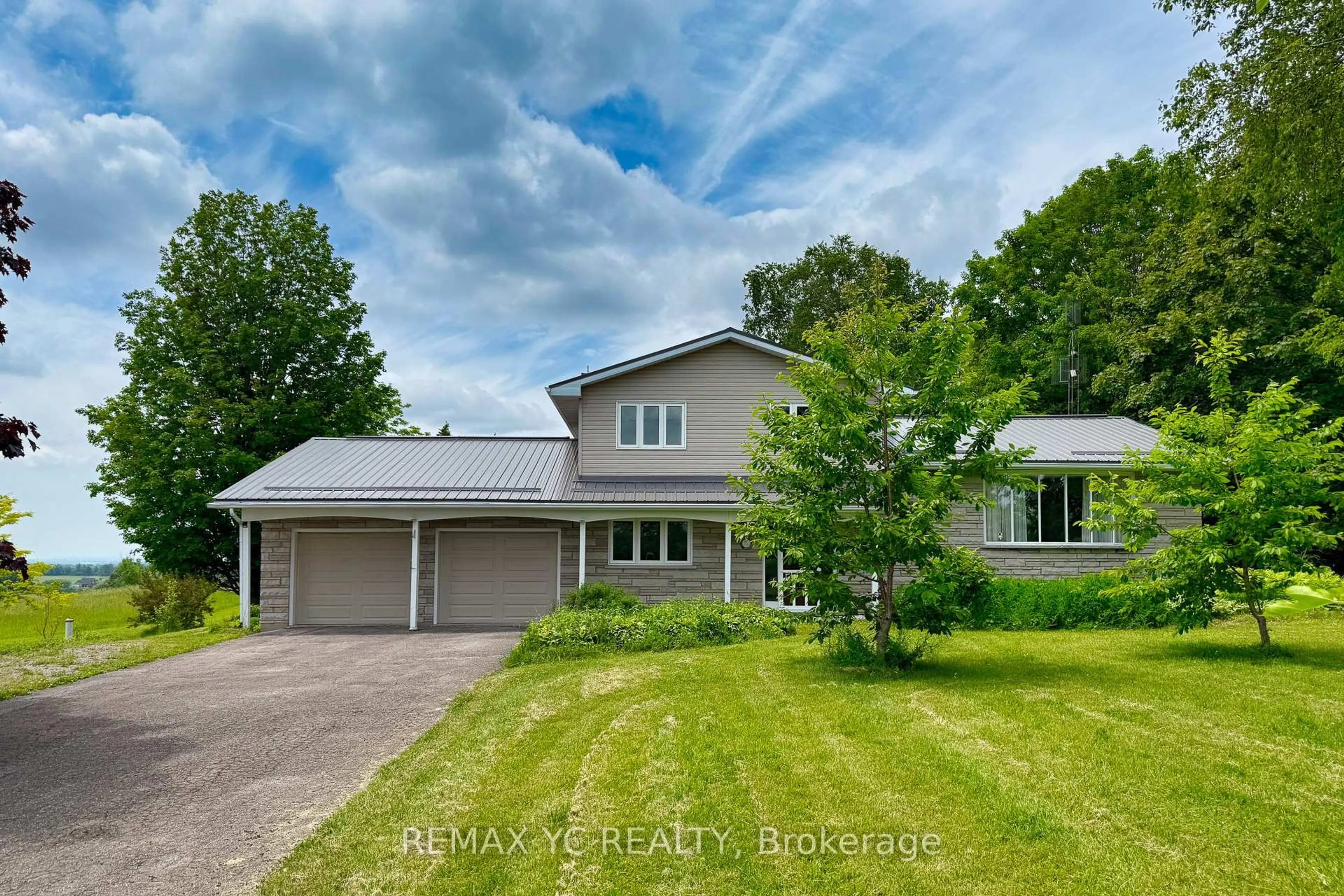 A pic from outside/outdoor area/front of a property/back of a property/a pic from drone, unknown for 4106 Grandview St, Oshawa Ontario L1H 7K4
