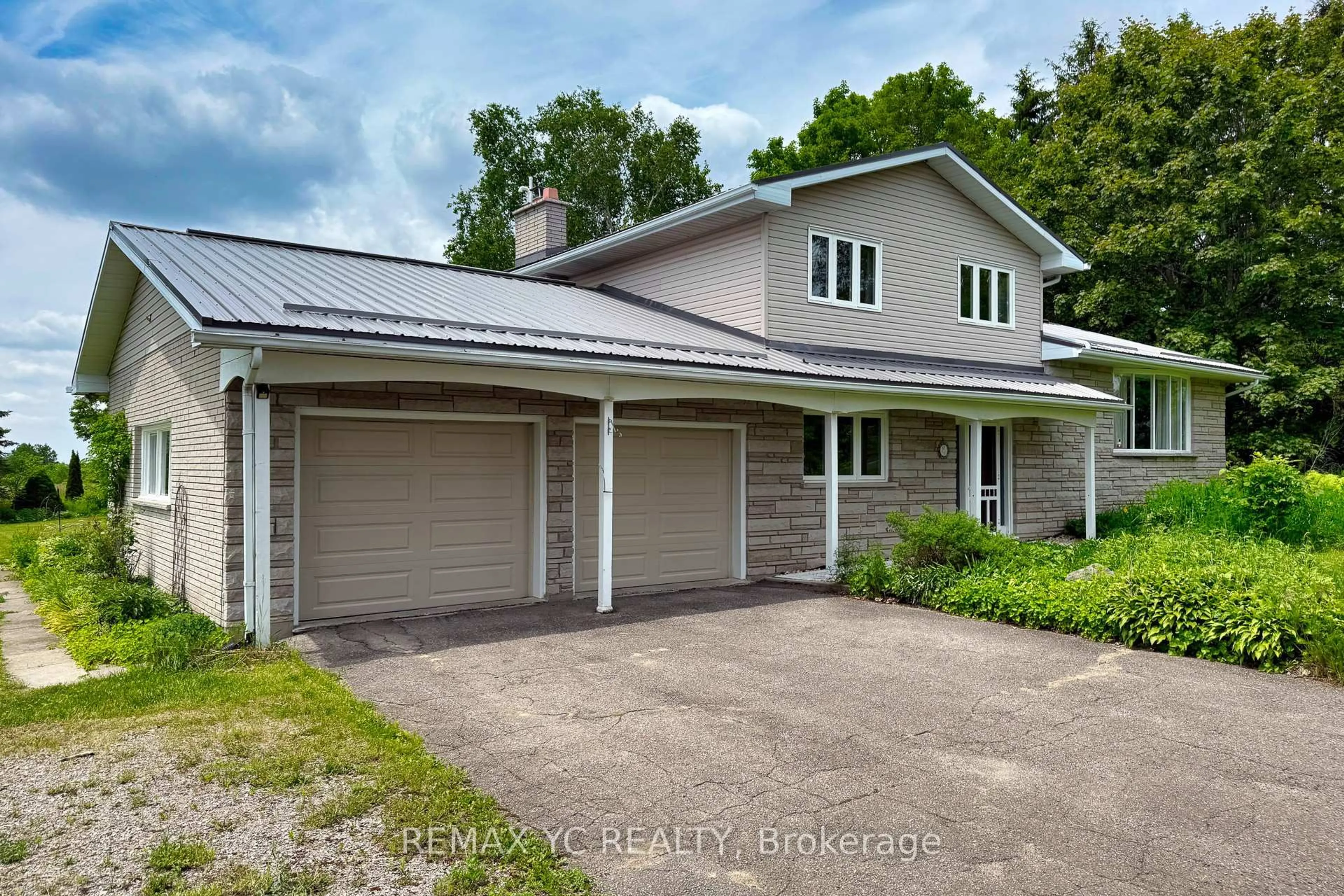 A pic from outside/outdoor area/front of a property/back of a property/a pic from drone, street for 4106 Grandview St, Oshawa Ontario L1H 7K4