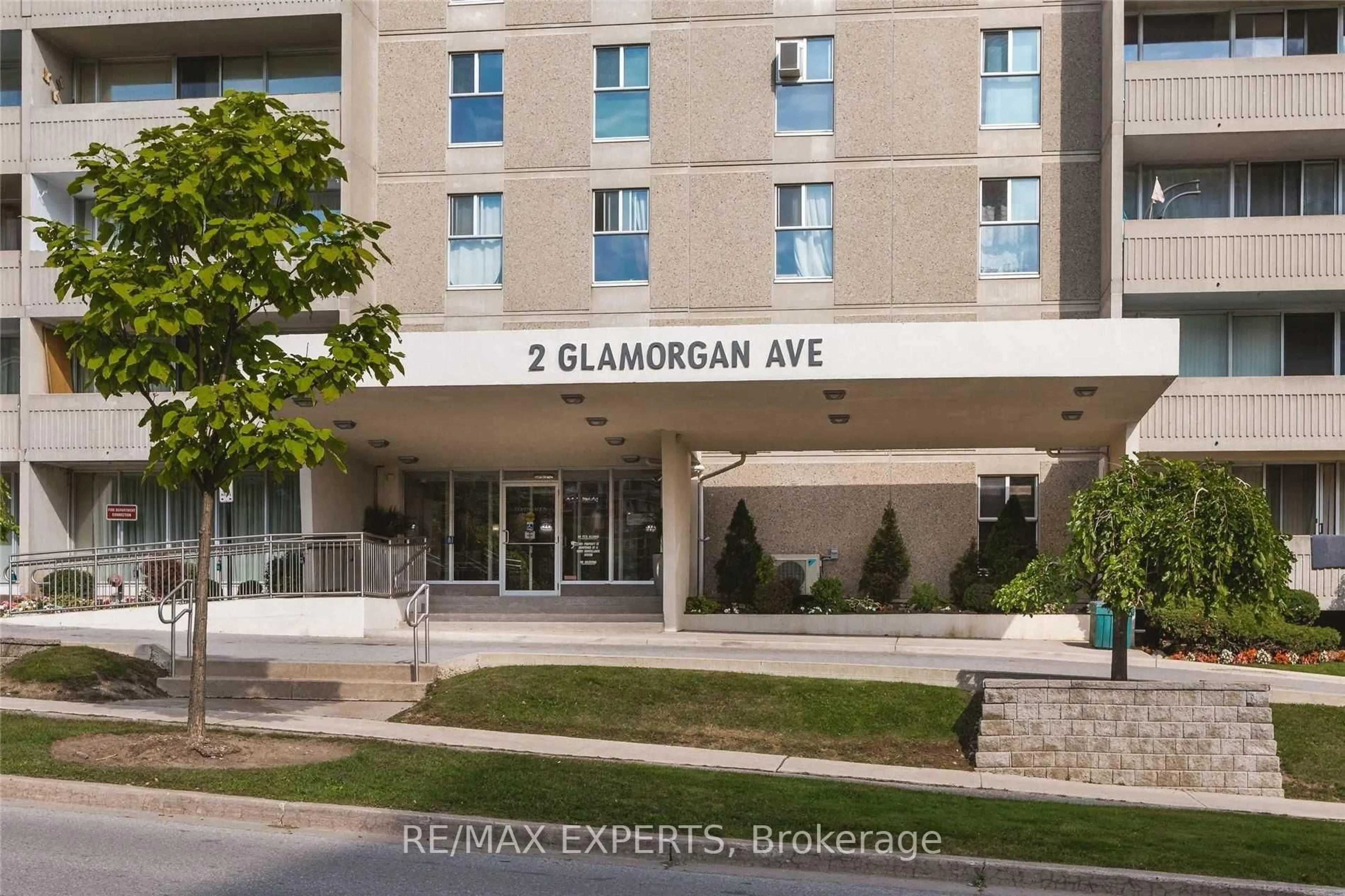 Indoor foyer for 2 Glamorgan Ave #306, Toronto Ontario M1P 2M8