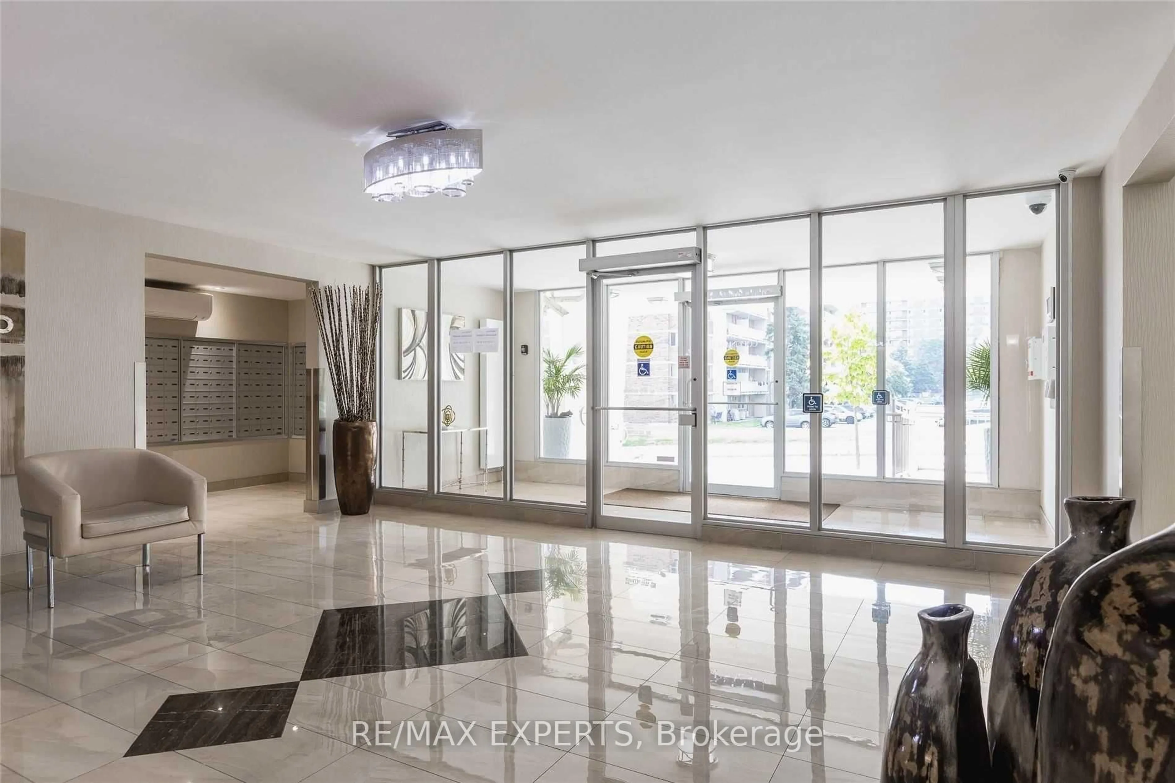Indoor foyer for 2 Glamorgan Ave #306, Toronto Ontario M1P 2M8