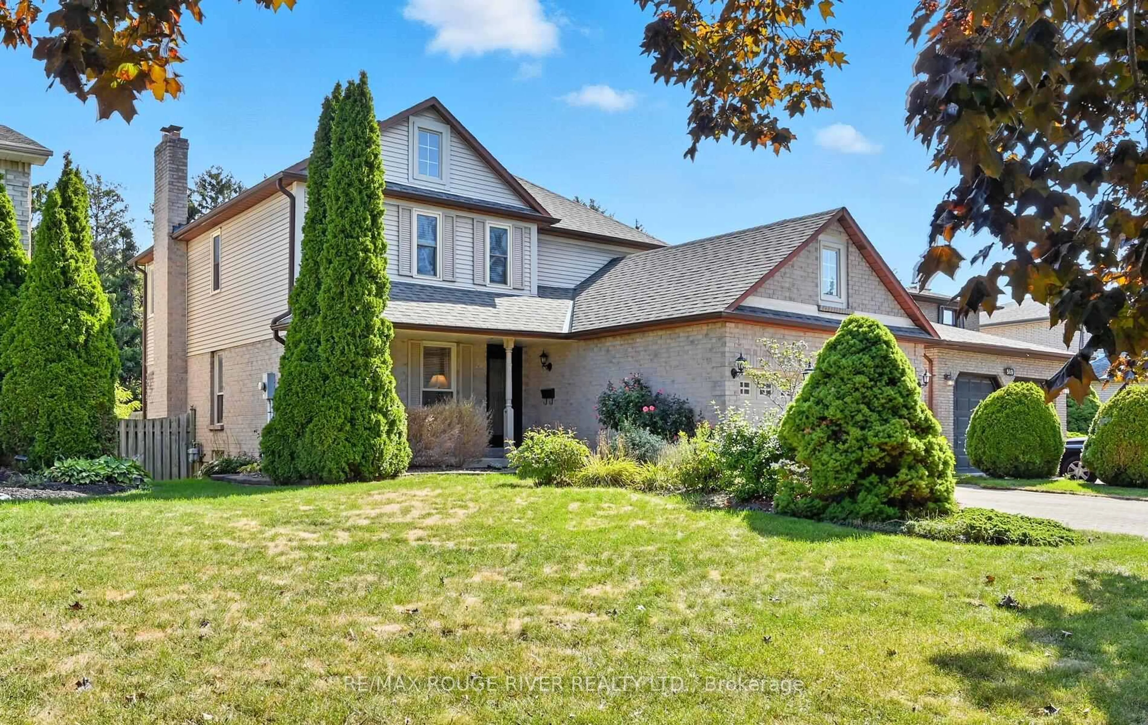 Home with vinyl exterior material, street for 575 Dunrobin Crt, Oshawa Ontario L1J 7P4