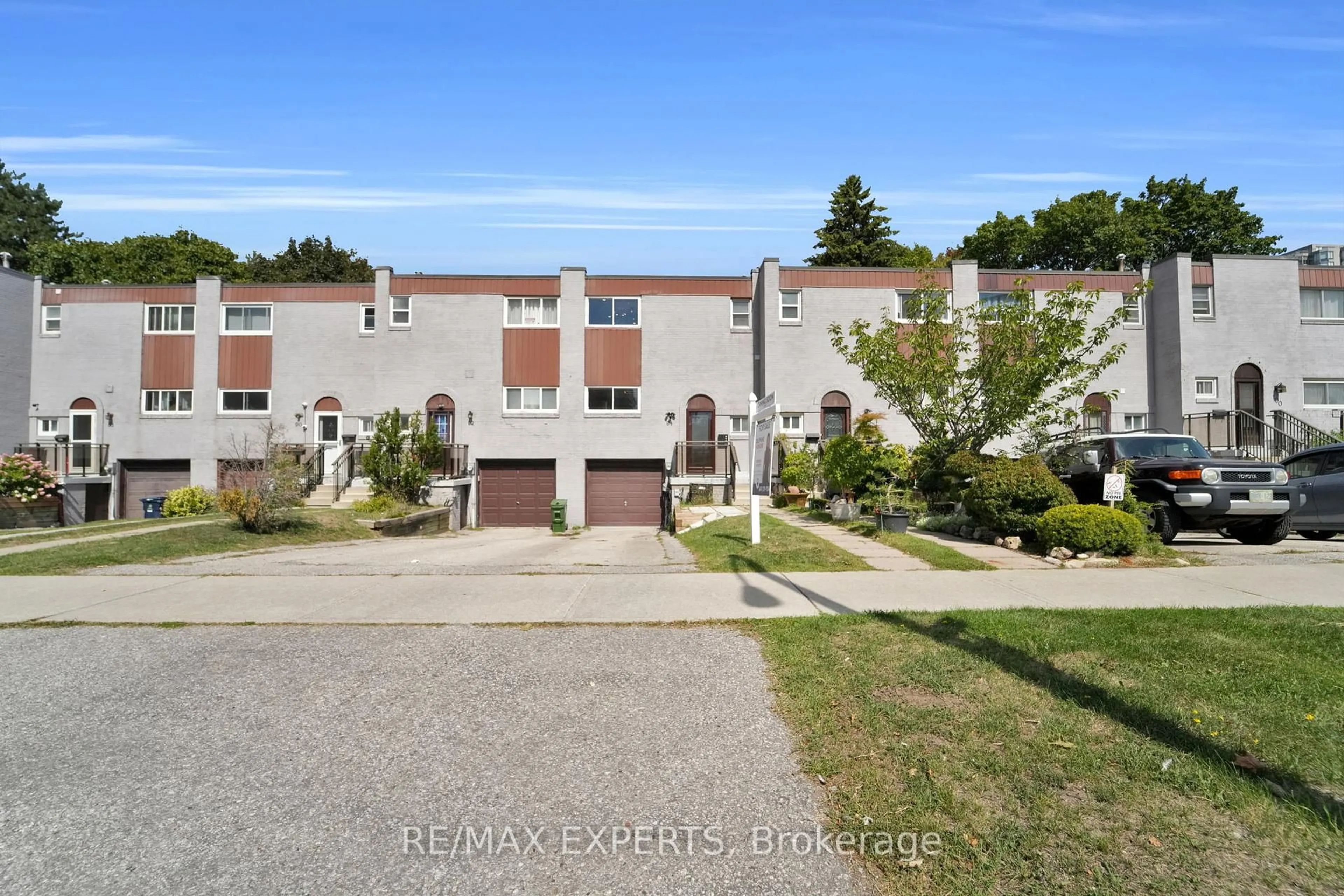 A pic from outside/outdoor area/front of a property/back of a property/a pic from drone, street for 94 Bonis Ave, Toronto Ontario M1T 2V2