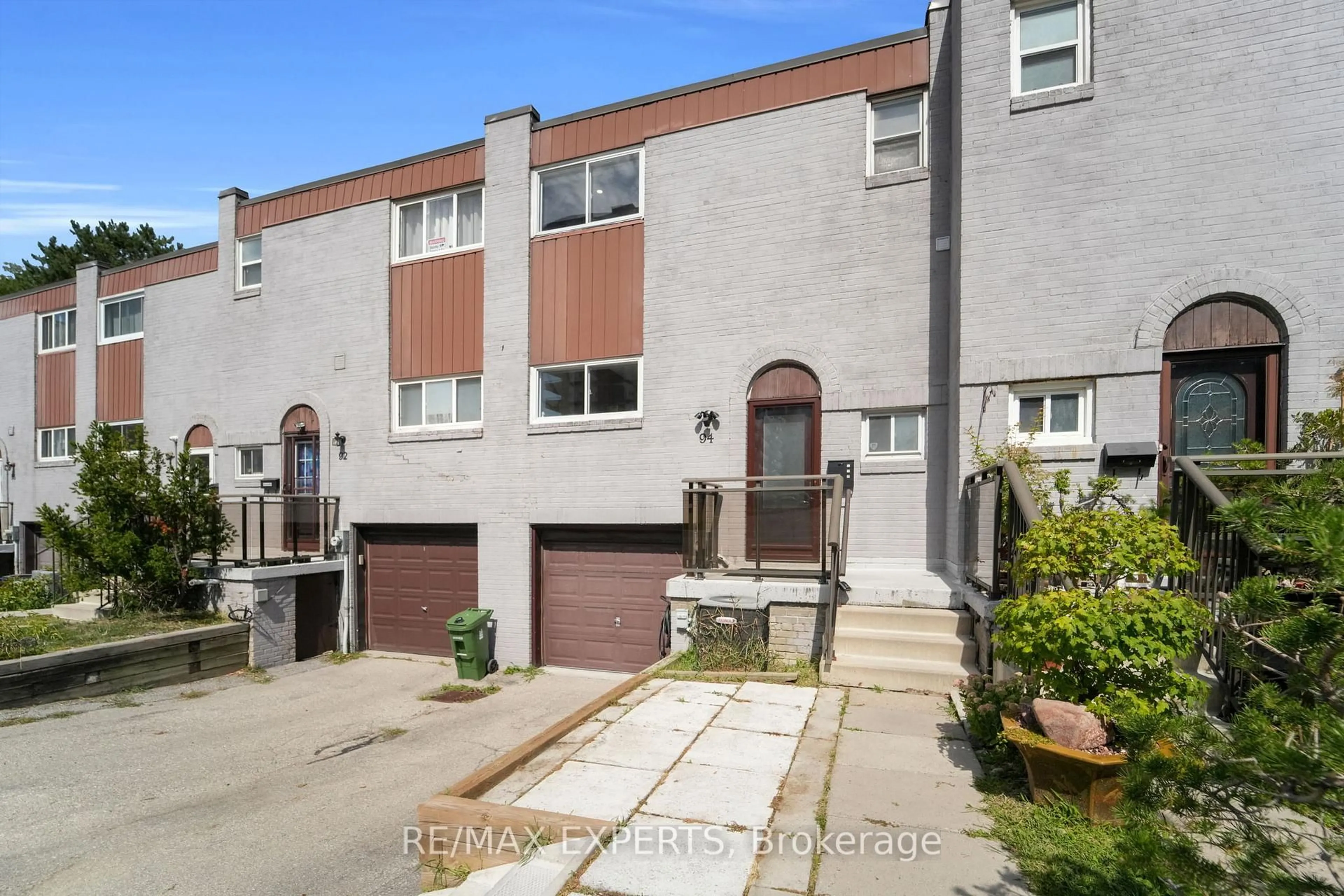 A pic from outside/outdoor area/front of a property/back of a property/a pic from drone, street for 94 Bonis Ave, Toronto Ontario M1T 2V2