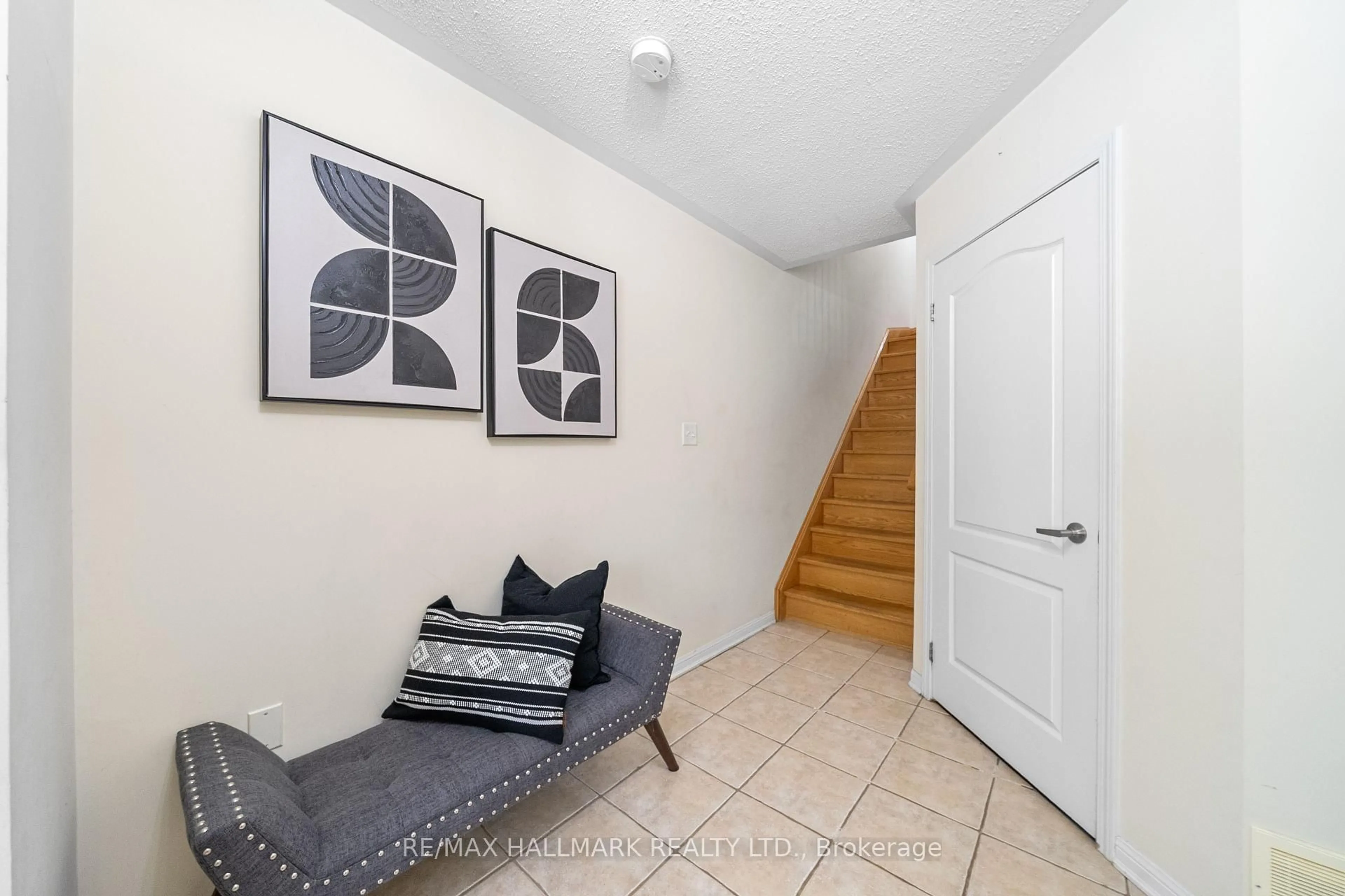 Indoor entryway for 15 Snowgoose Terr, Toronto Ontario M1B 0A9
