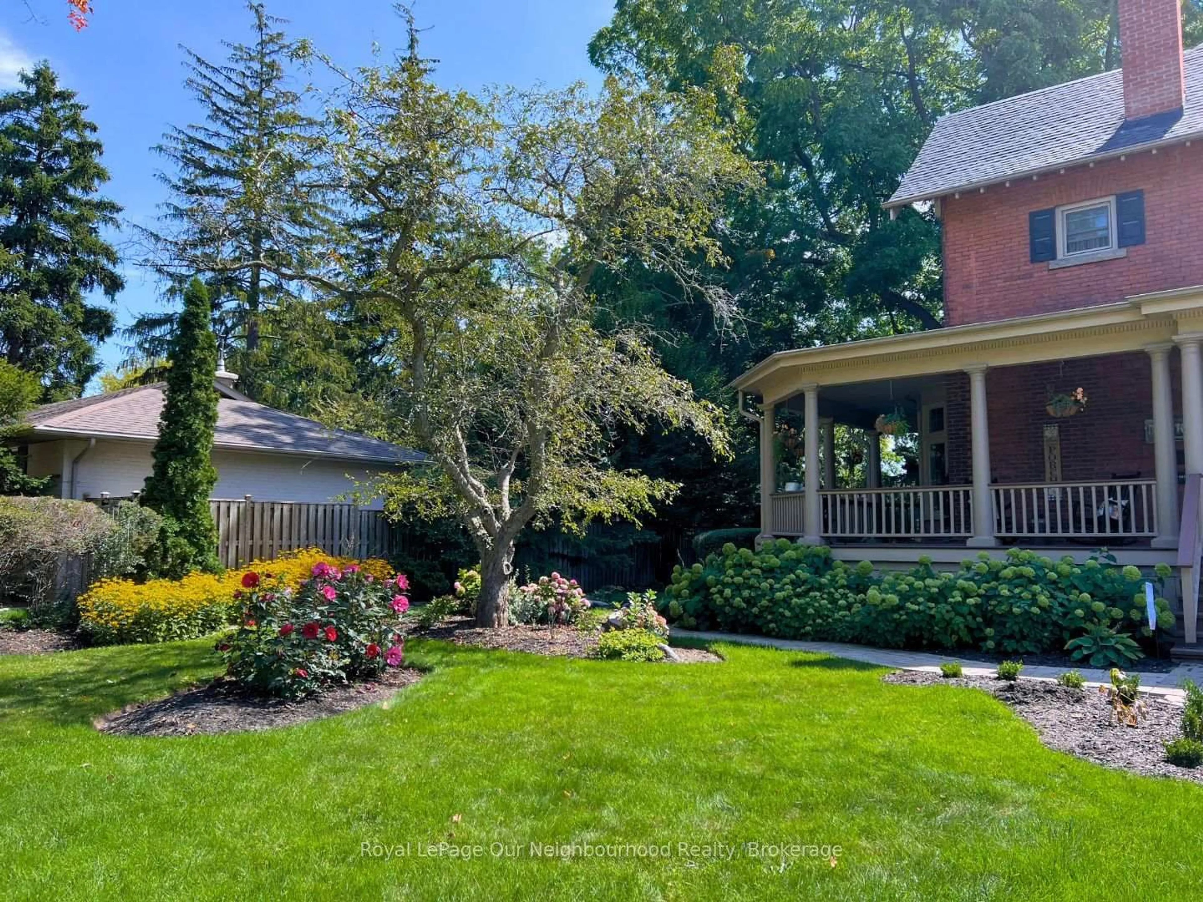 A pic from outside/outdoor area/front of a property/back of a property/a pic from drone, unknown for 305 Trent St, Whitby Ontario L1N 1M3