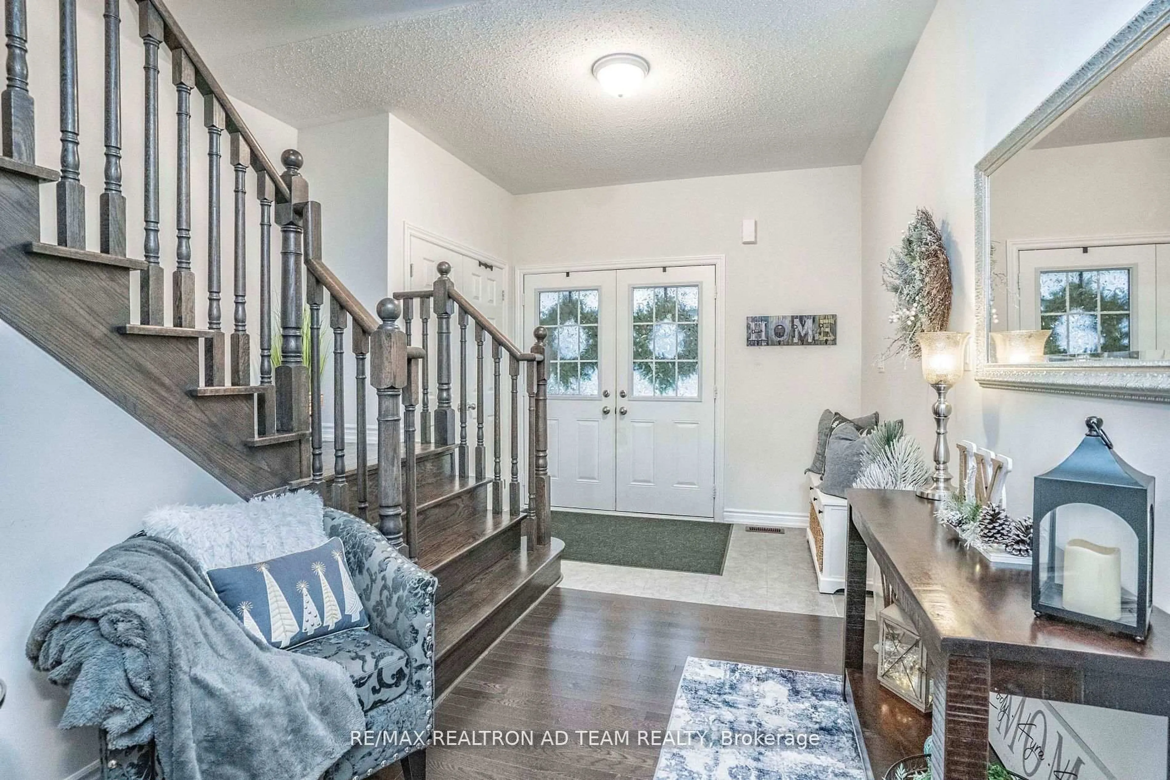 Indoor entryway for 11 Kilpatrick Crt, Clarington Ontario L1C 0V1