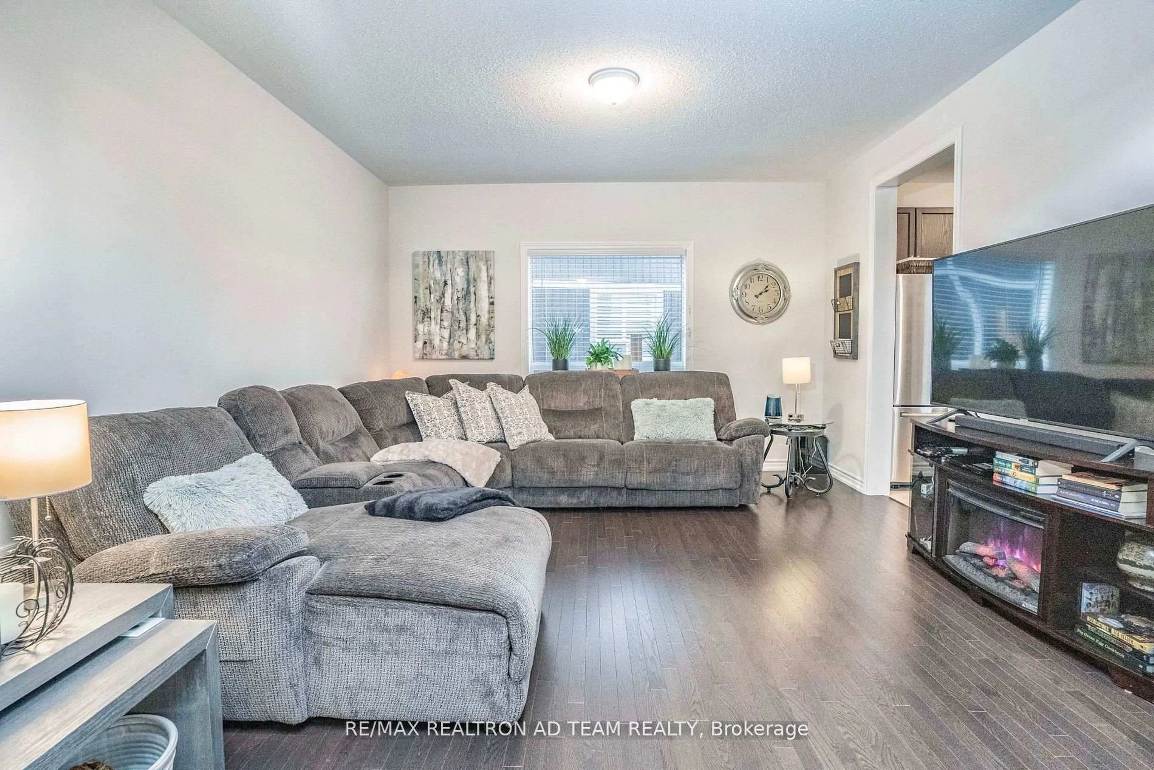 Living room with furniture, unknown for 11 Kilpatrick Crt, Clarington Ontario L1C 0V1