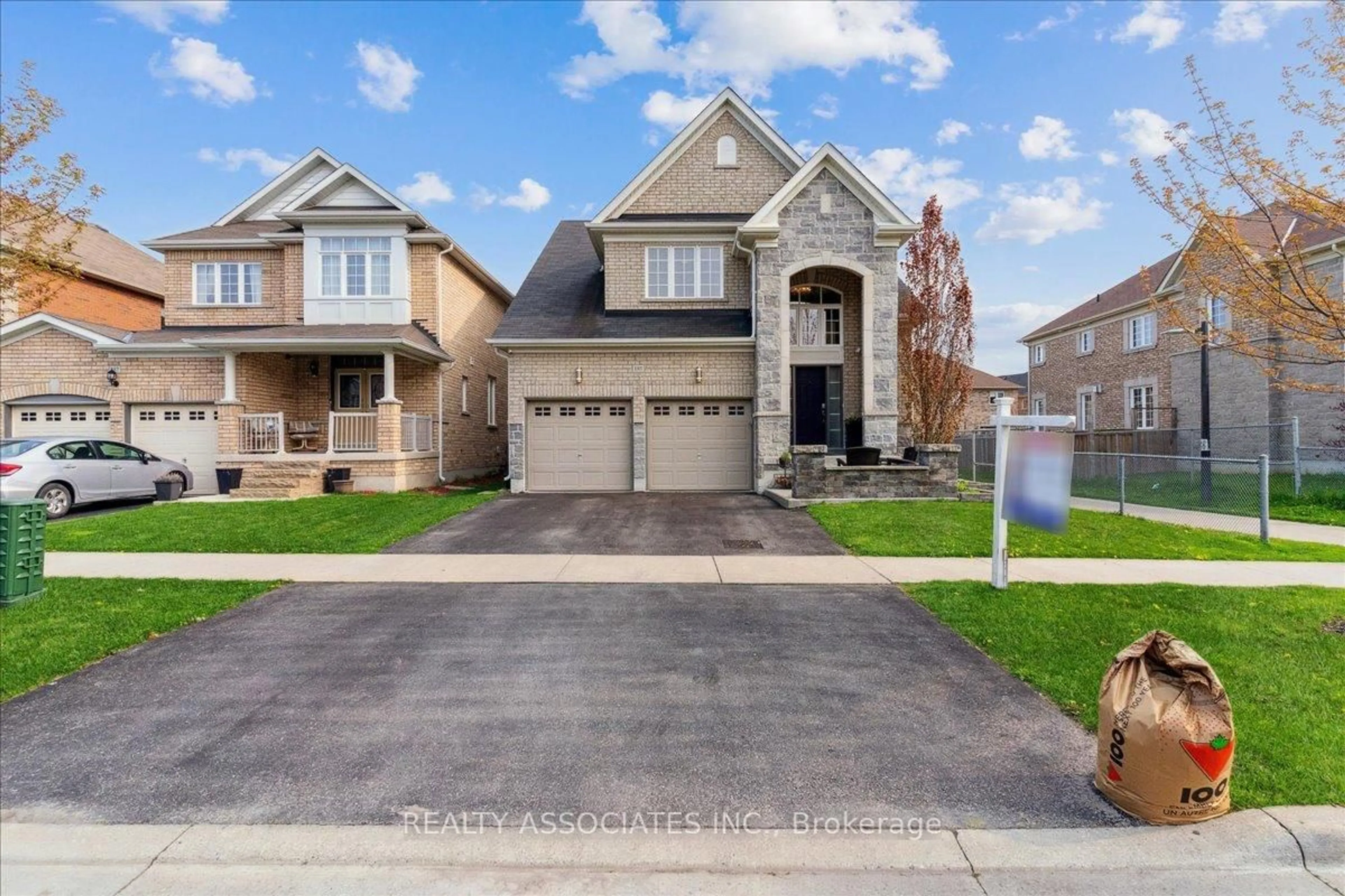 Home with vinyl exterior material, street for 185 Glenabbey Dr, Clarington Ontario L1E 0C4