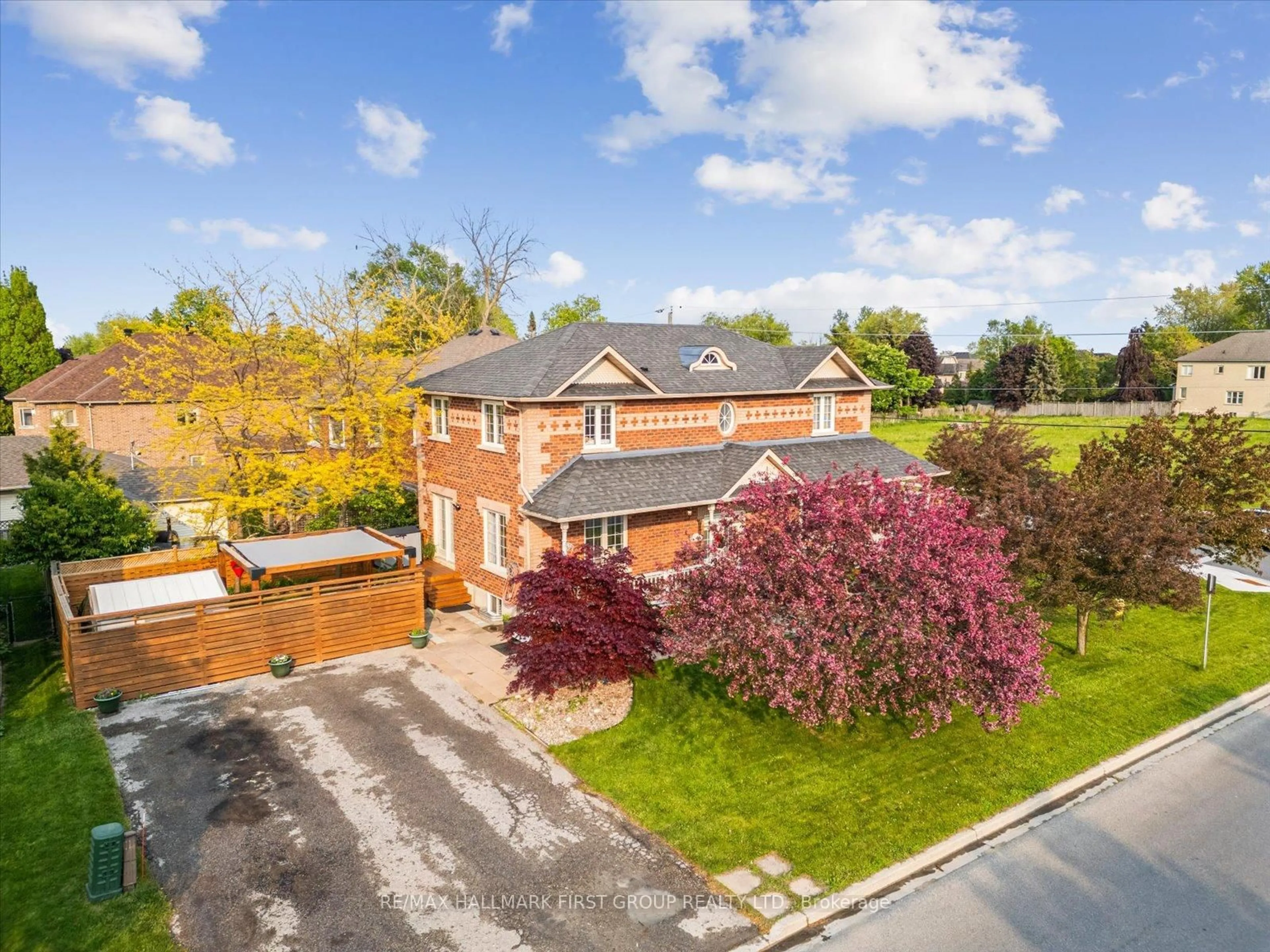 A pic from outside/outdoor area/front of a property/back of a property/a pic from drone, street for 937 Pickering Beach Rd, Ajax Ontario L1S 1G3