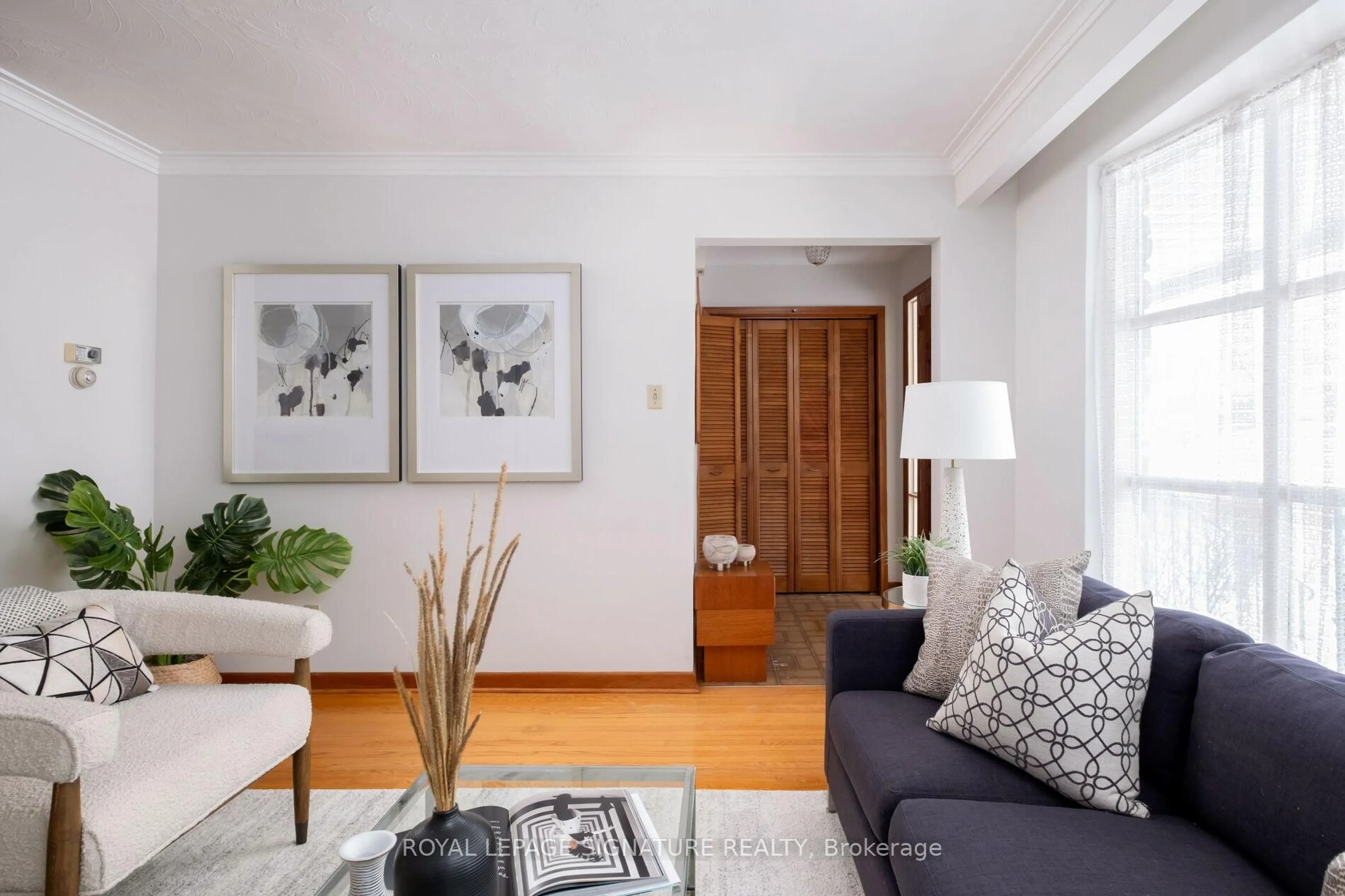 Living room with furniture, wood/laminate floor for 22 Merkley Sq, Toronto Ontario M1G 2Y4