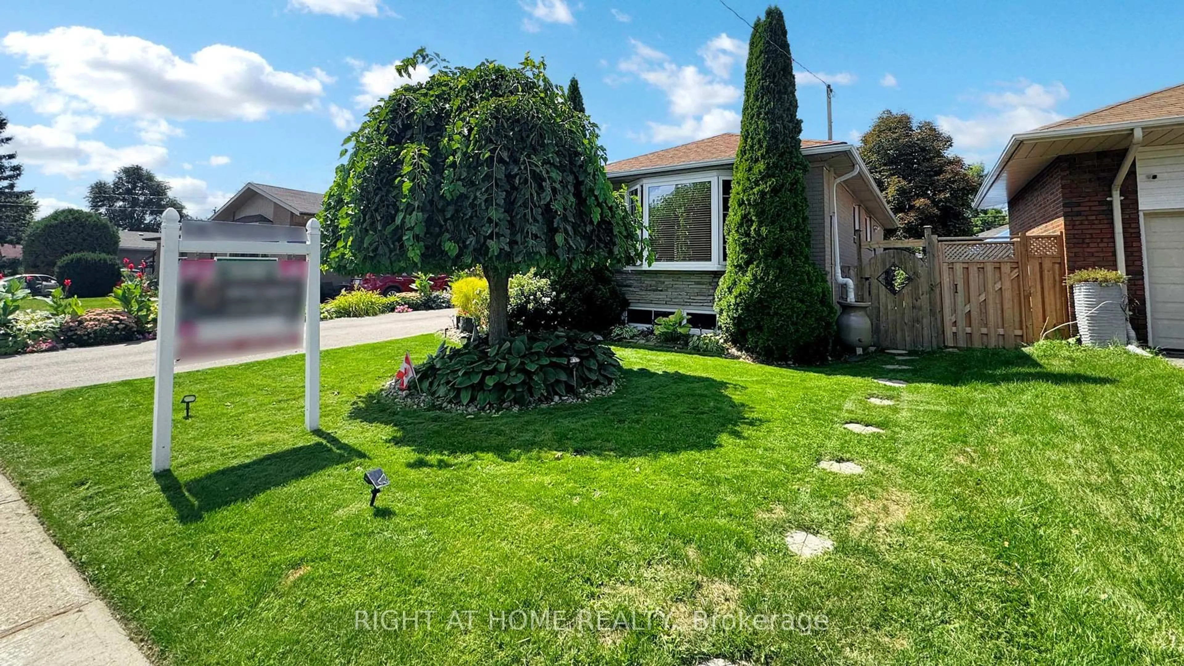 A pic from outside/outdoor area/front of a property/back of a property/a pic from drone, street for 224 Livingston Rd, Toronto Ontario M1E 1L7