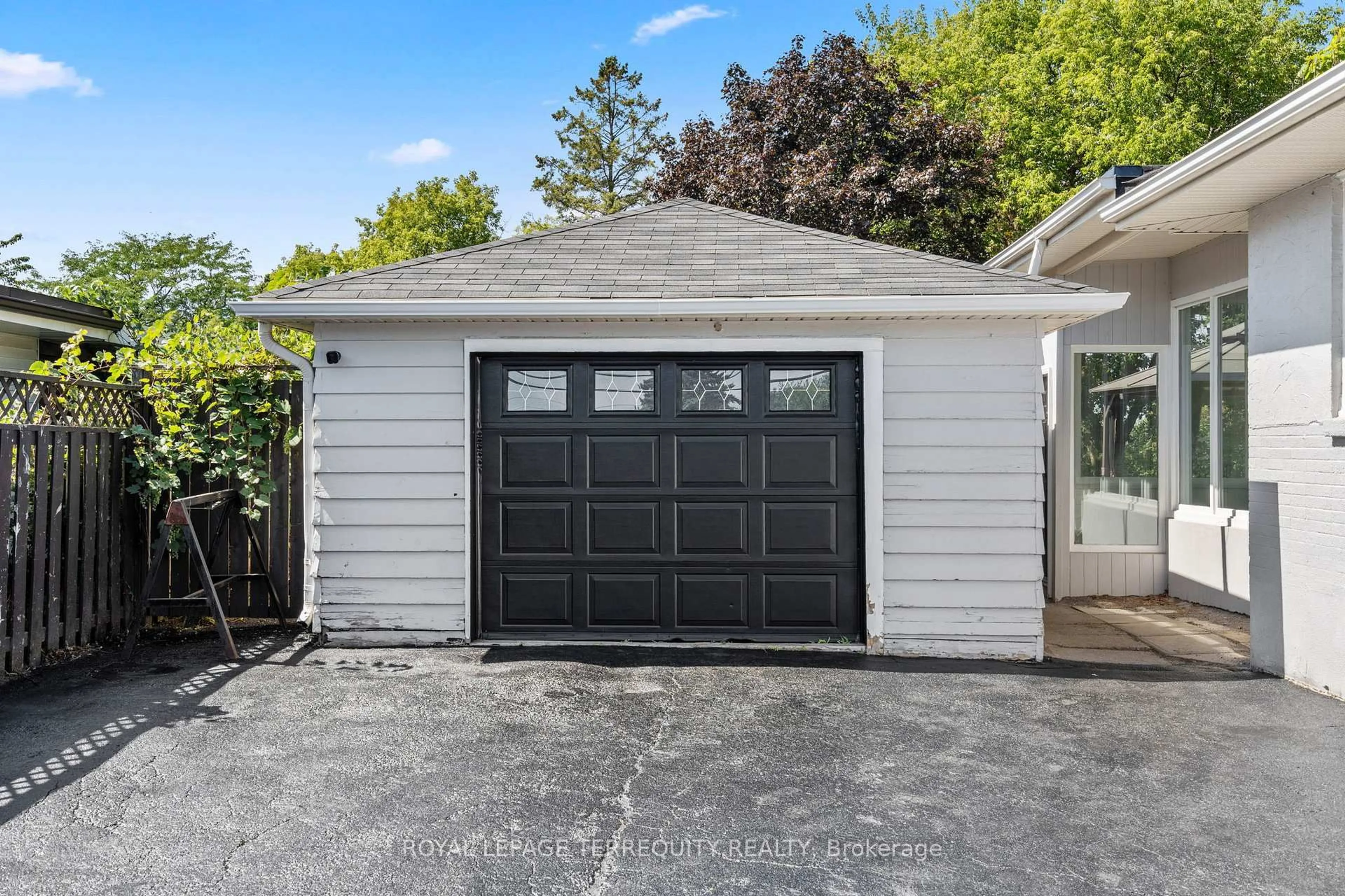 Indoor garage for 144 Thickson Rd, Whitby Ontario L1N 3R2