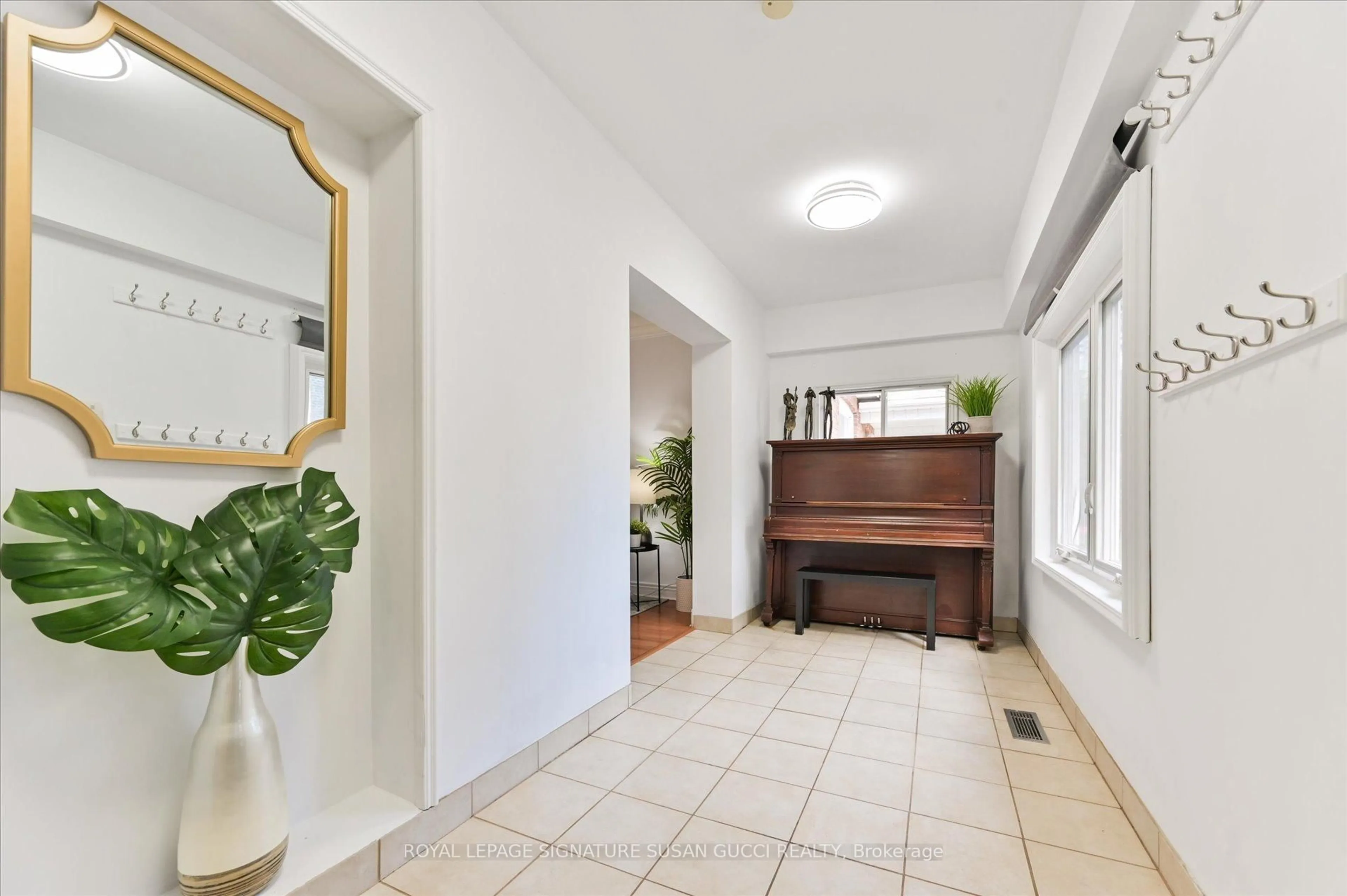 Indoor foyer for 44 Crewe Ave, Toronto Ontario M4C 2J3
