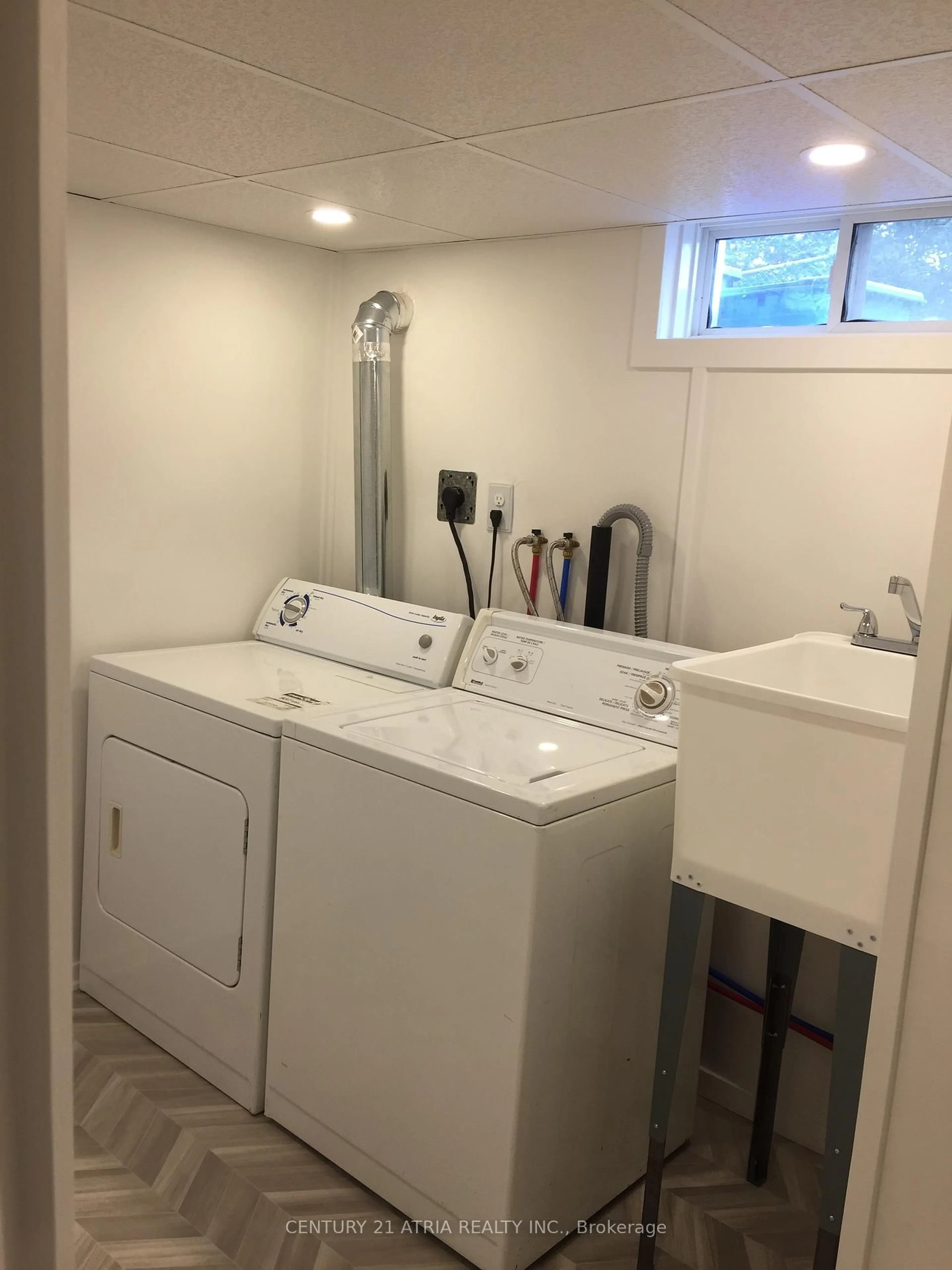 Laundry room for 417 Bloor St, Oshawa Ontario L1H 3M9