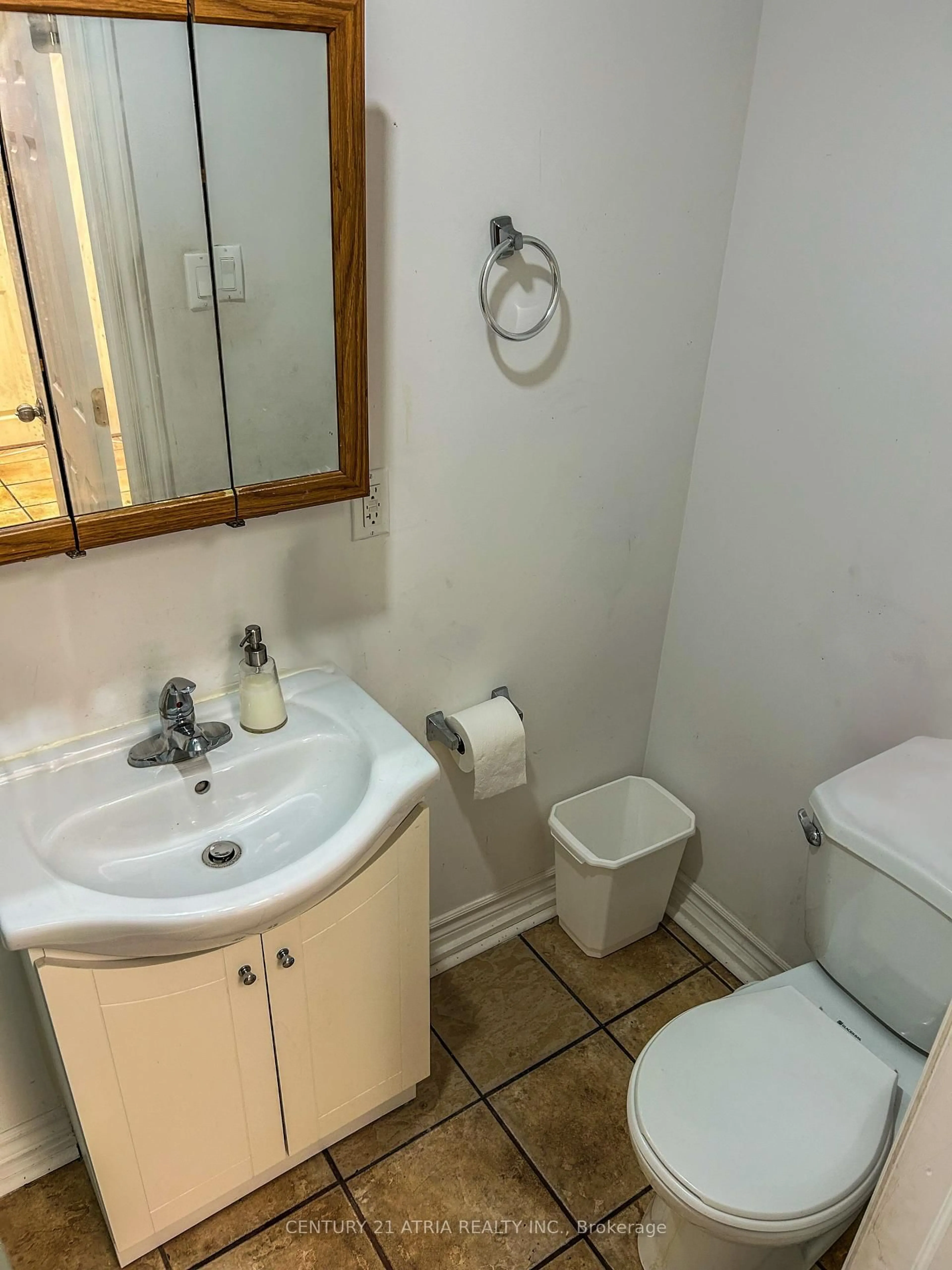 Standard bathroom, floor is not visible for 41 Bloor St, Oshawa Ontario L1H 3L9