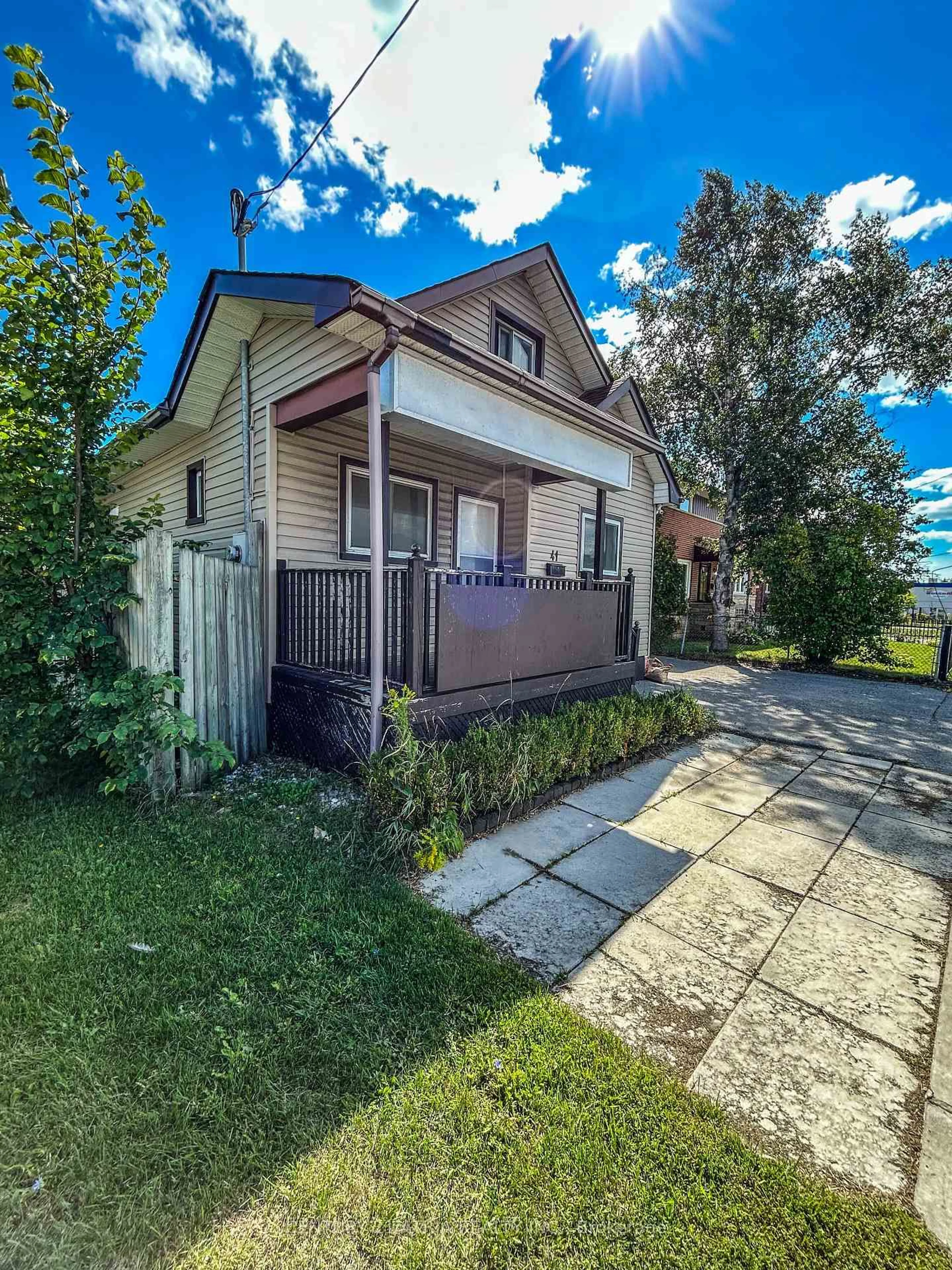 A pic from outside/outdoor area/front of a property/back of a property/a pic from drone, street for 41 Bloor St, Oshawa Ontario L1H 3L9