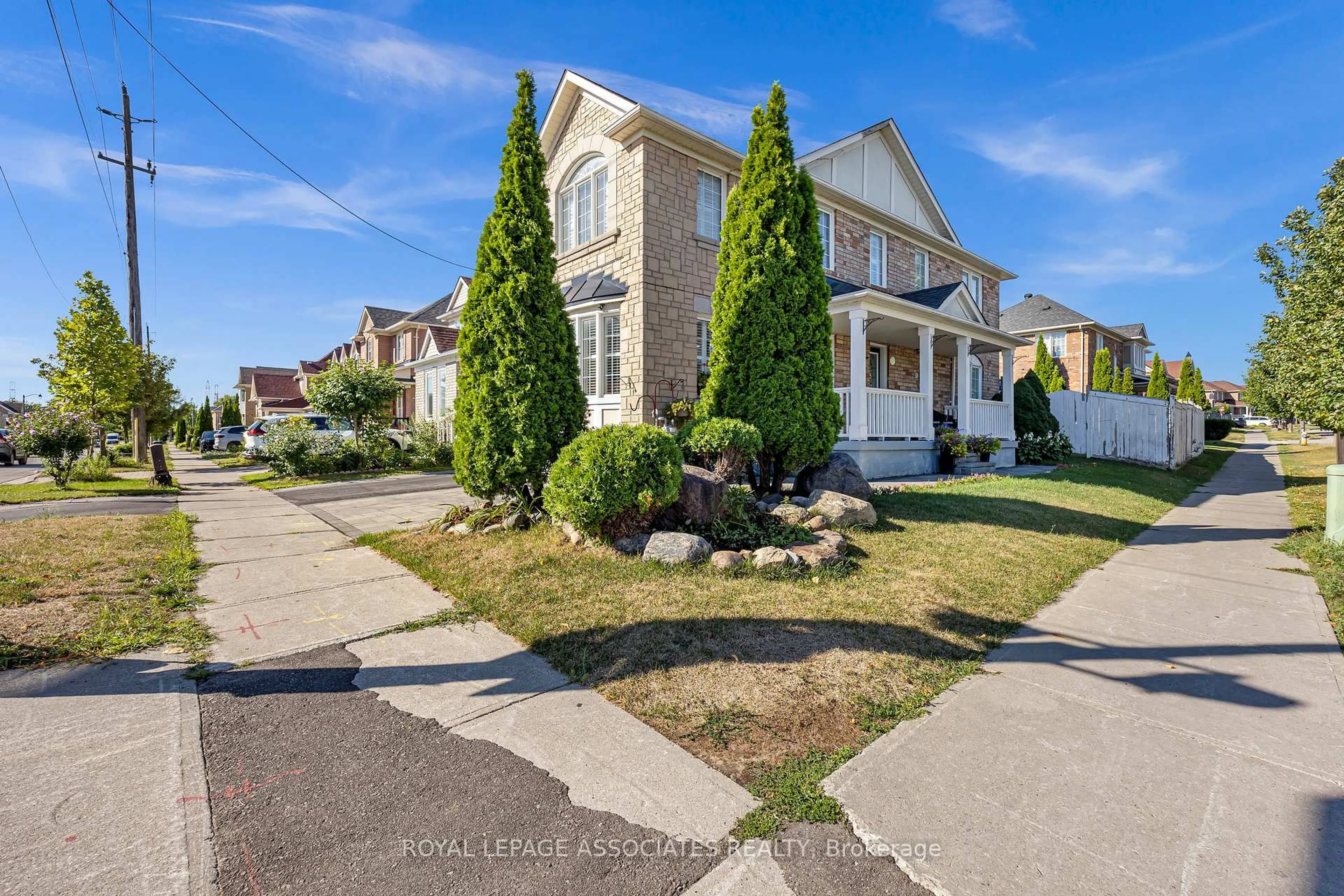 A pic from outside/outdoor area/front of a property/back of a property/a pic from drone, street for 41 Pinoak St, Toronto Ontario M1X 1W7
