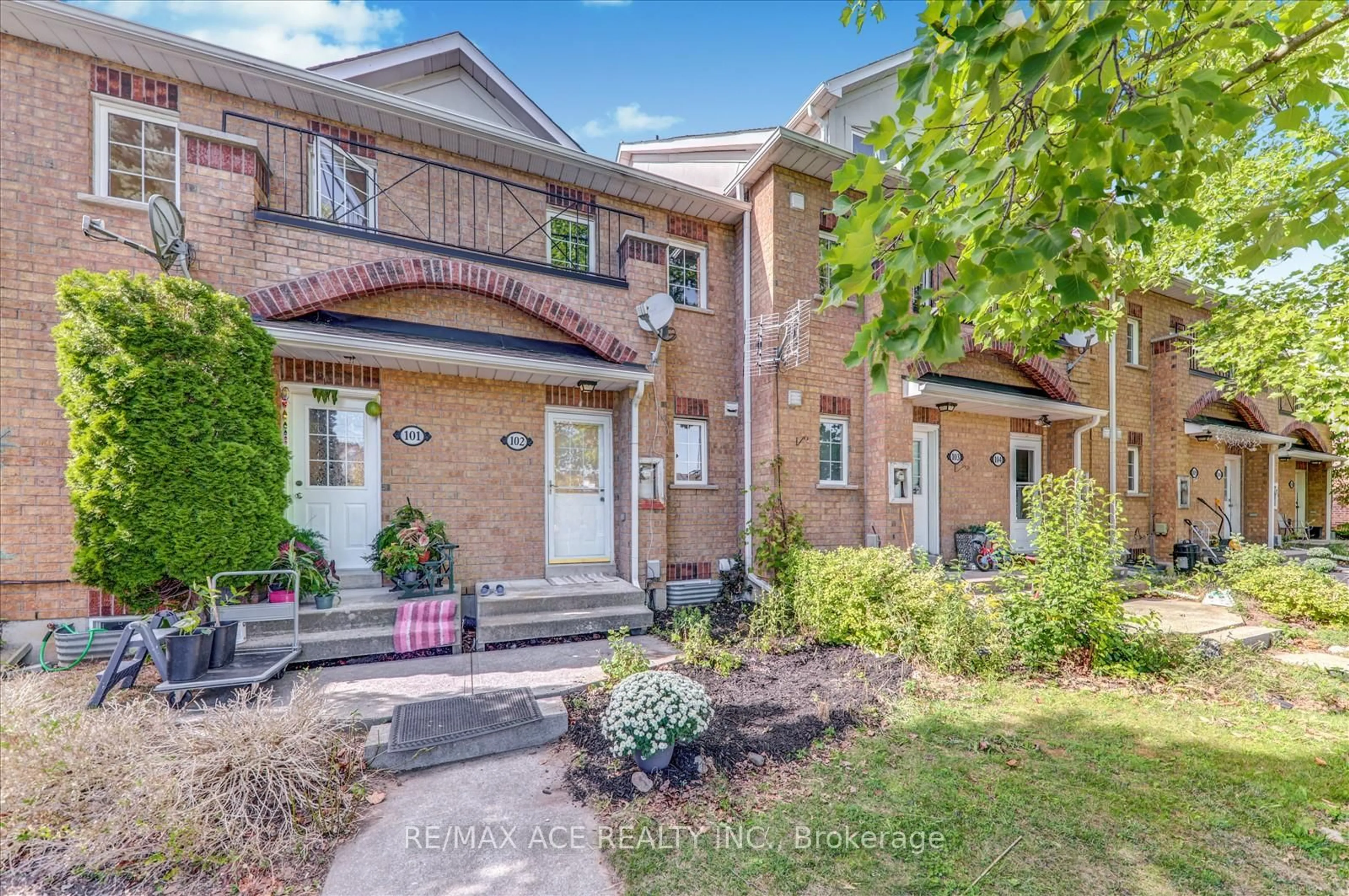 Home with brick exterior material, street for 2 Hedge End Rd #102, Toronto Ontario M1B 5Z8
