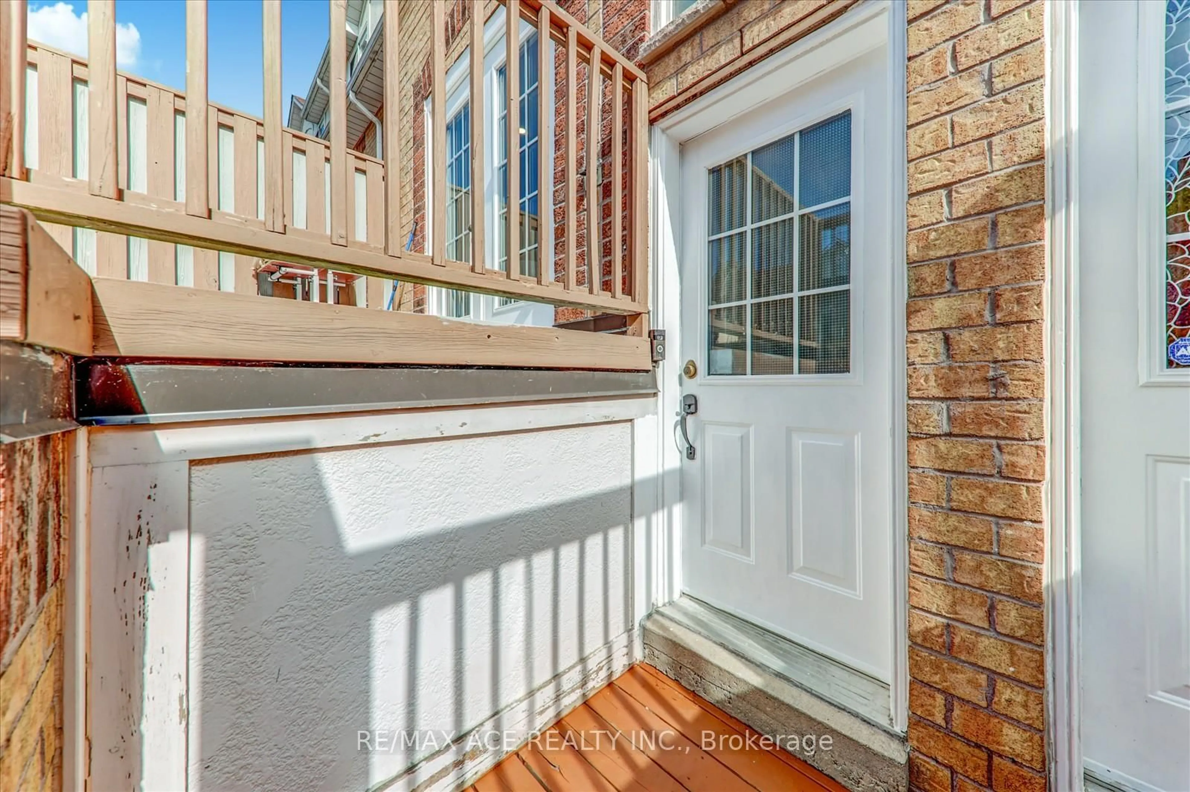 Indoor entryway for 2 Hedge End Rd #102, Toronto Ontario M1B 5Z8