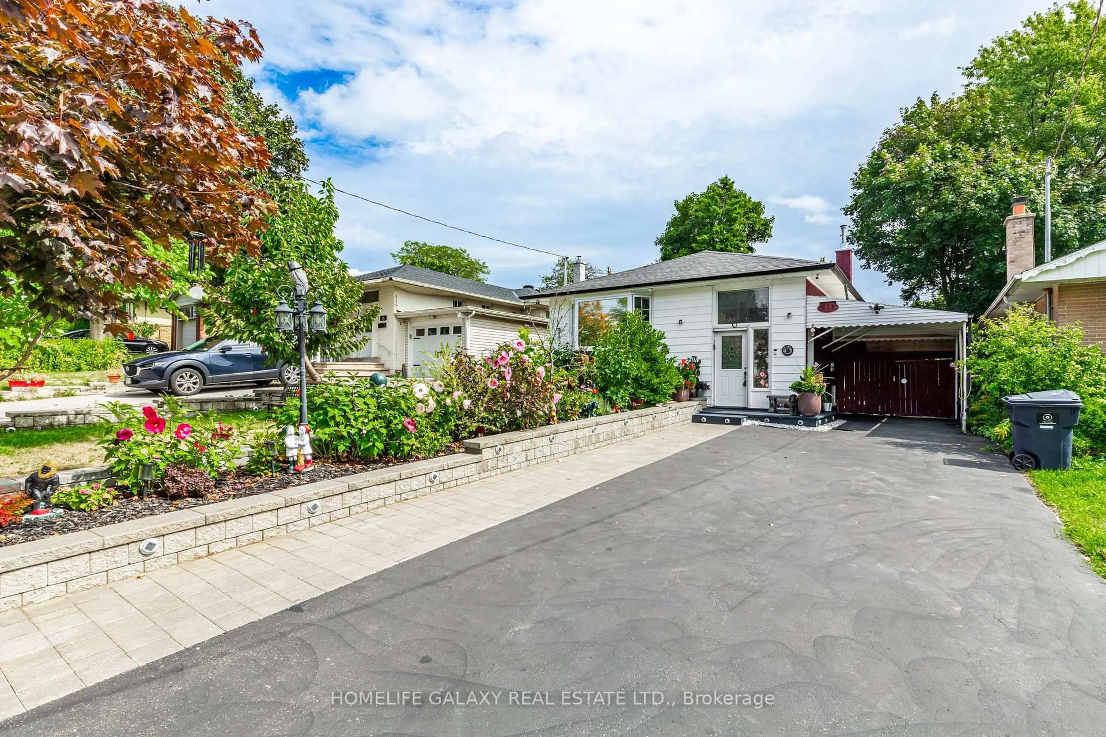 A pic from outside/outdoor area/front of a property/back of a property/a pic from drone, street for 43 Larkhall Ave, Toronto Ontario M1J 1V2