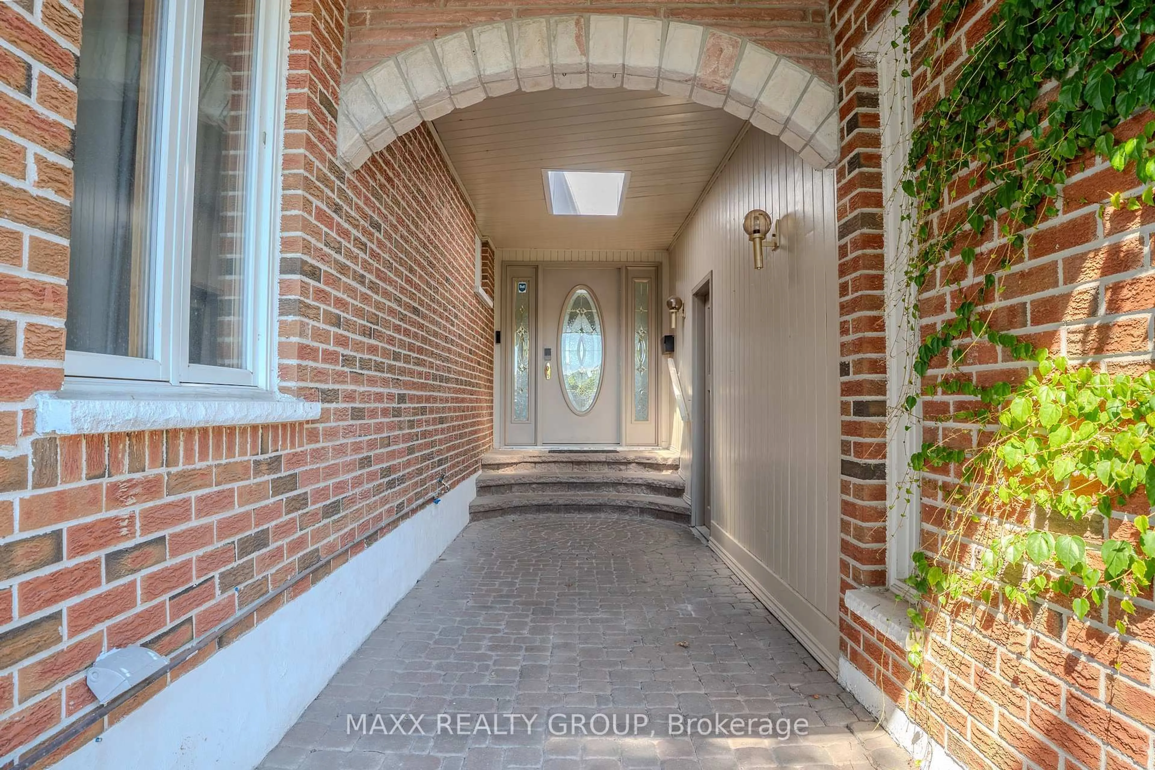 Indoor entryway for 416 Jane Ave, Oshawa Ontario L1J 3L4
