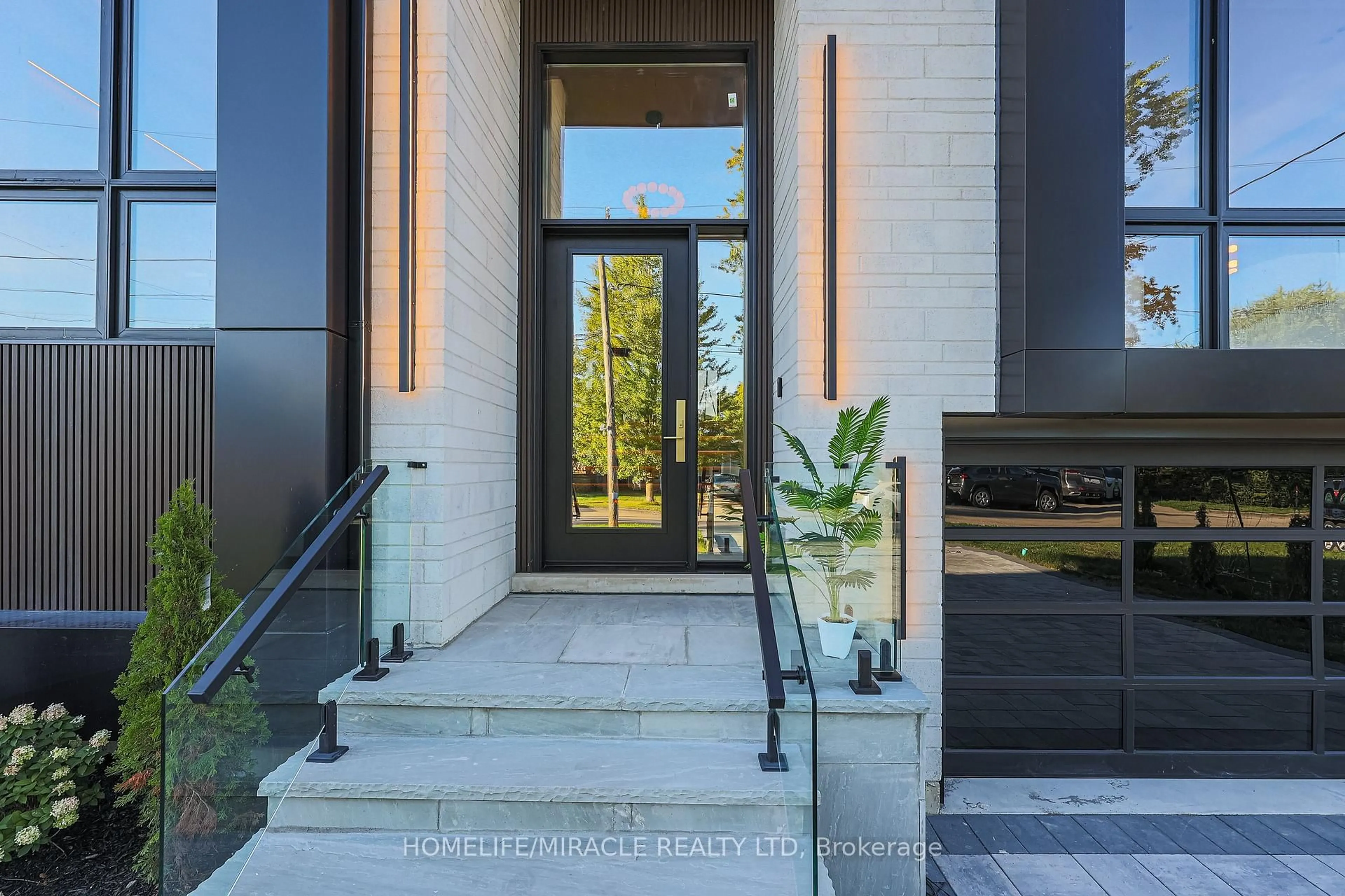 Indoor entryway for 636 Annland St, Pickering Ontario L1W 1B1