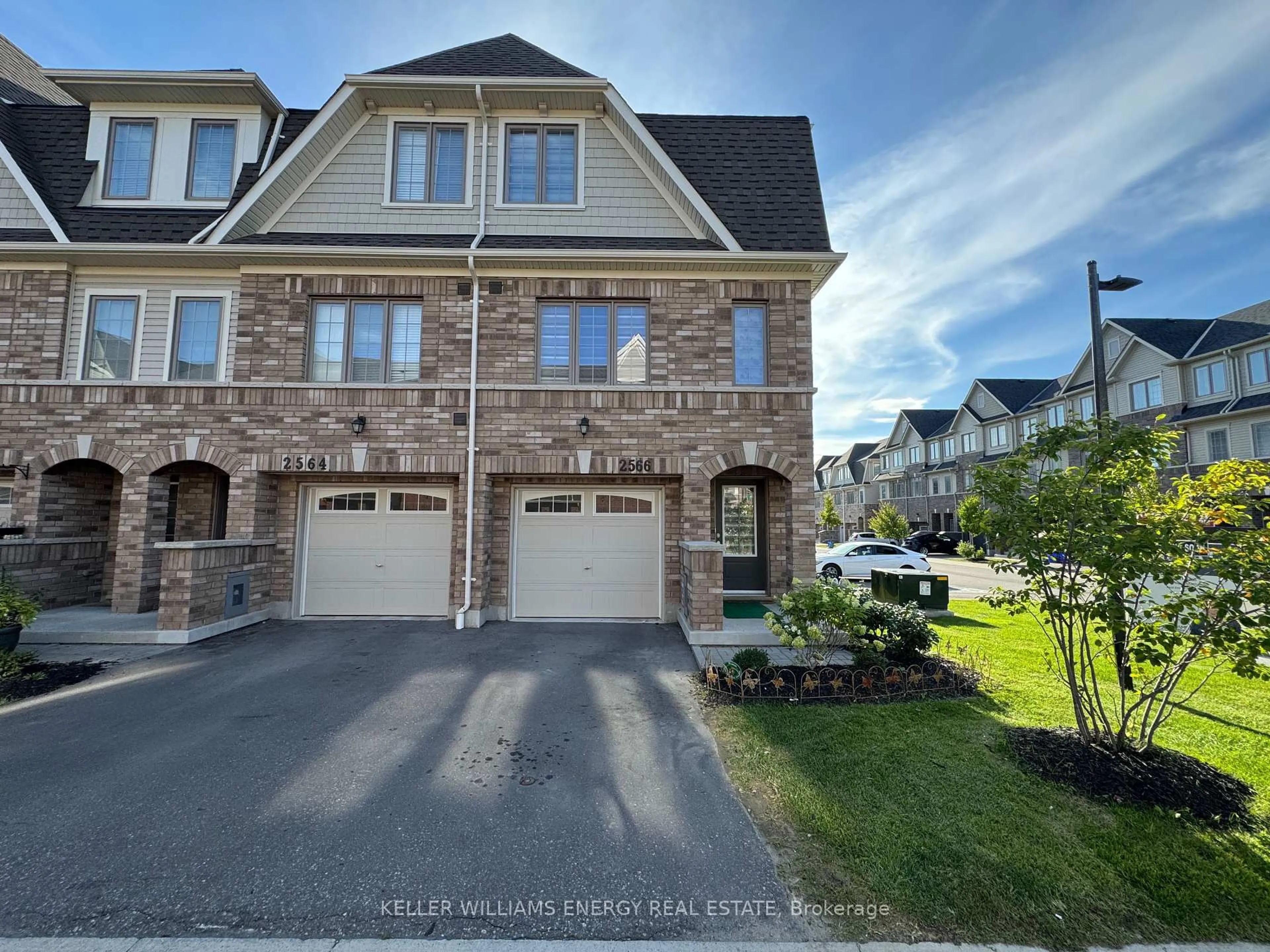 A pic from outside/outdoor area/front of a property/back of a property/a pic from drone, street for 2566 Mojave Path, Oshawa Ontario L1L 0P9