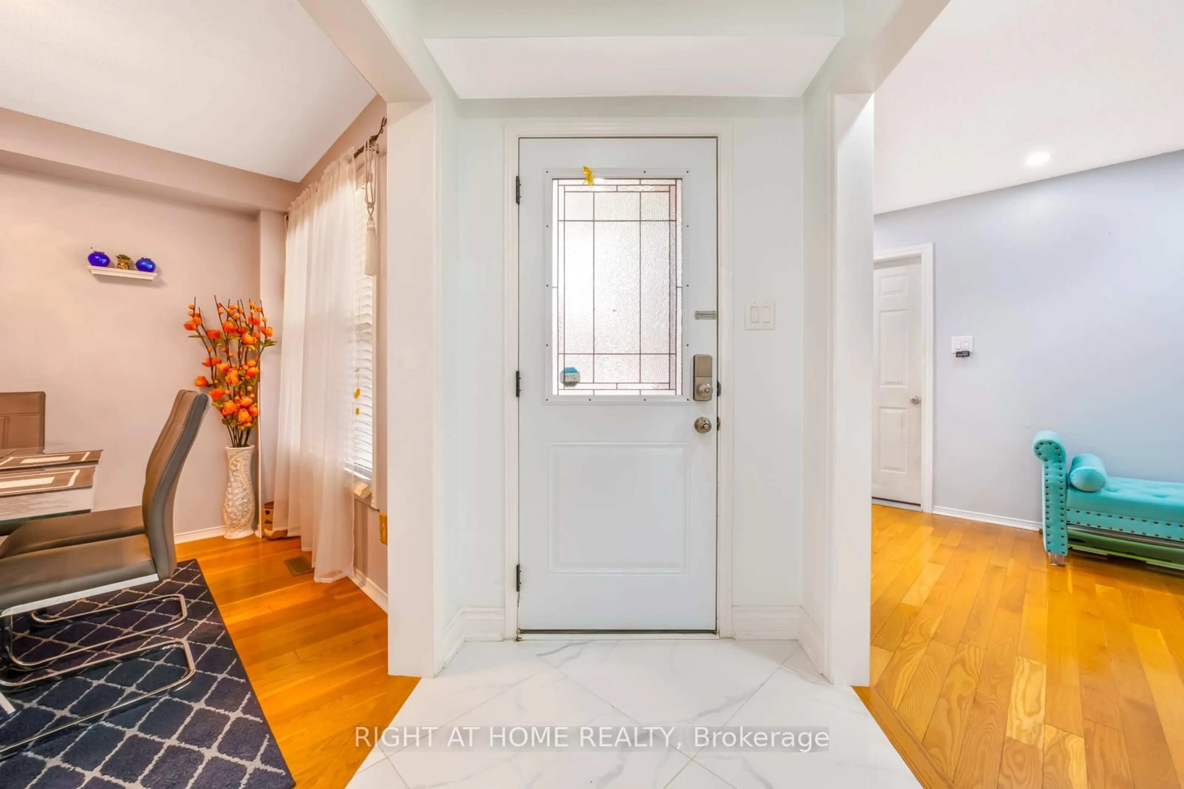 Indoor entryway for 25 FIELDNEST Cres, Whitby Ontario L1R 1Z5
