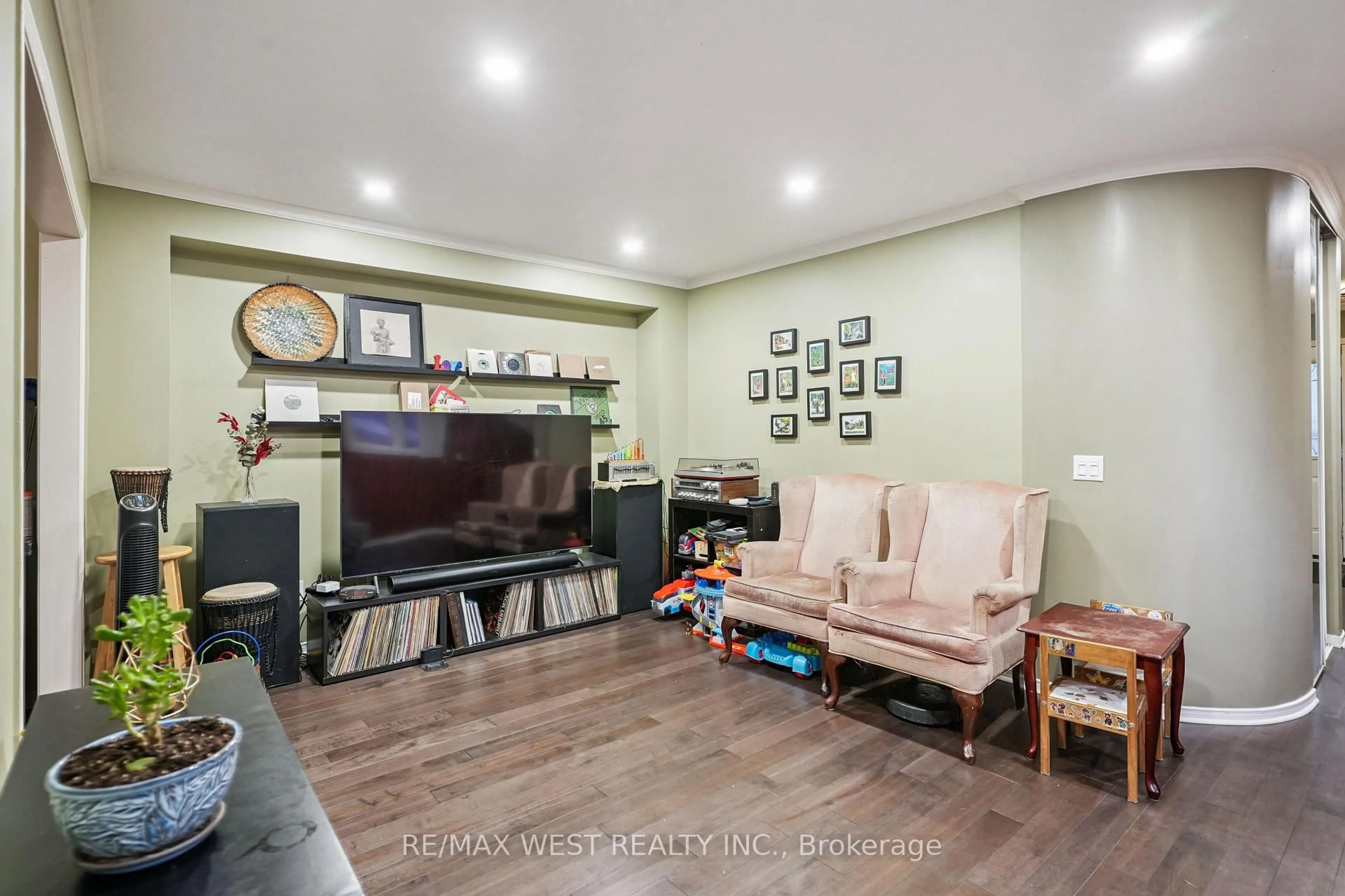 Living room with furniture, wood/laminate floor for 6157 Kingston Rd #23, Toronto Ontario M1C 4Z3