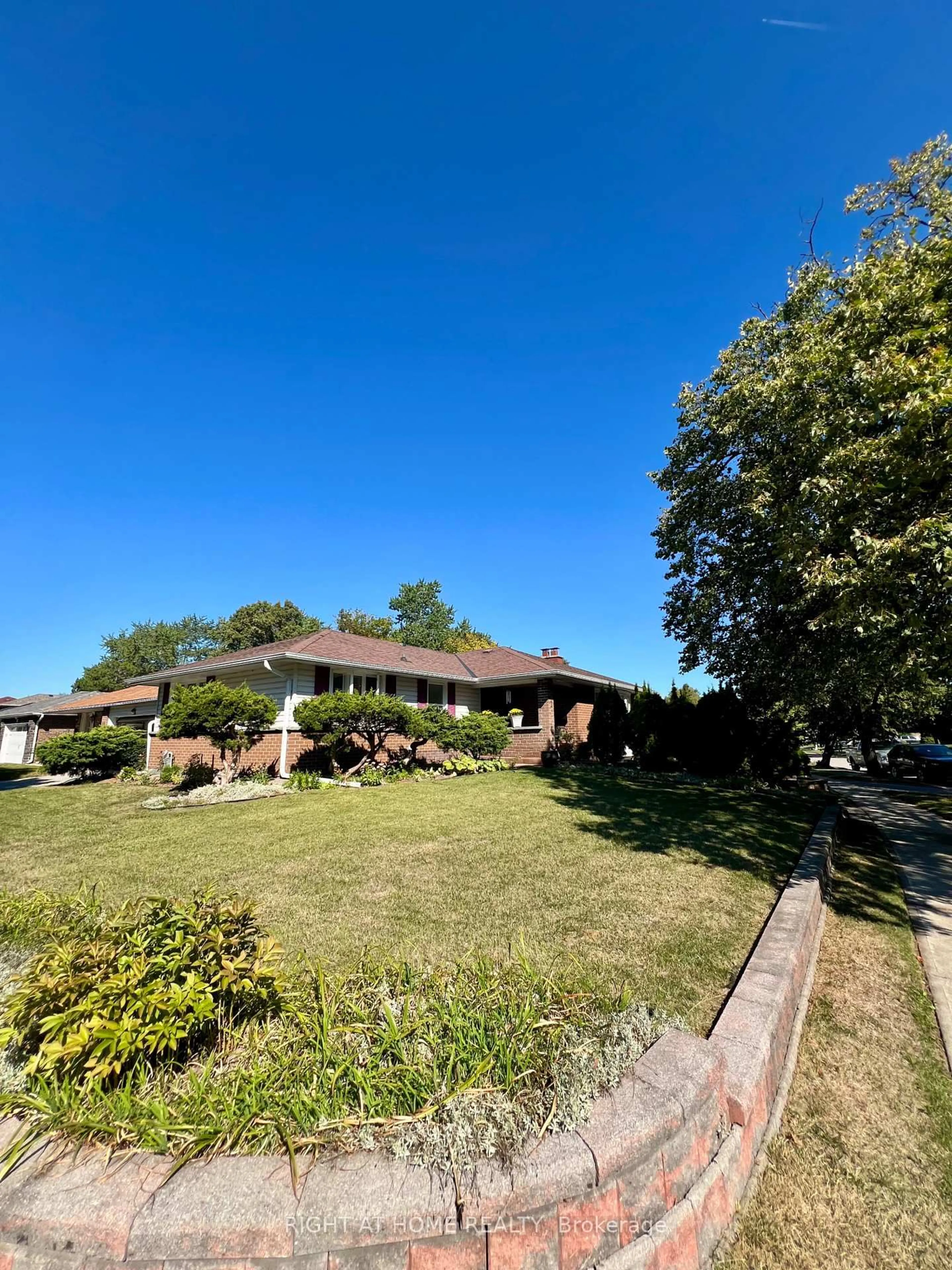 A pic from outside/outdoor area/front of a property/back of a property/a pic from drone, street for 2 Richbourne Crt, Toronto Ontario M1T 1T6
