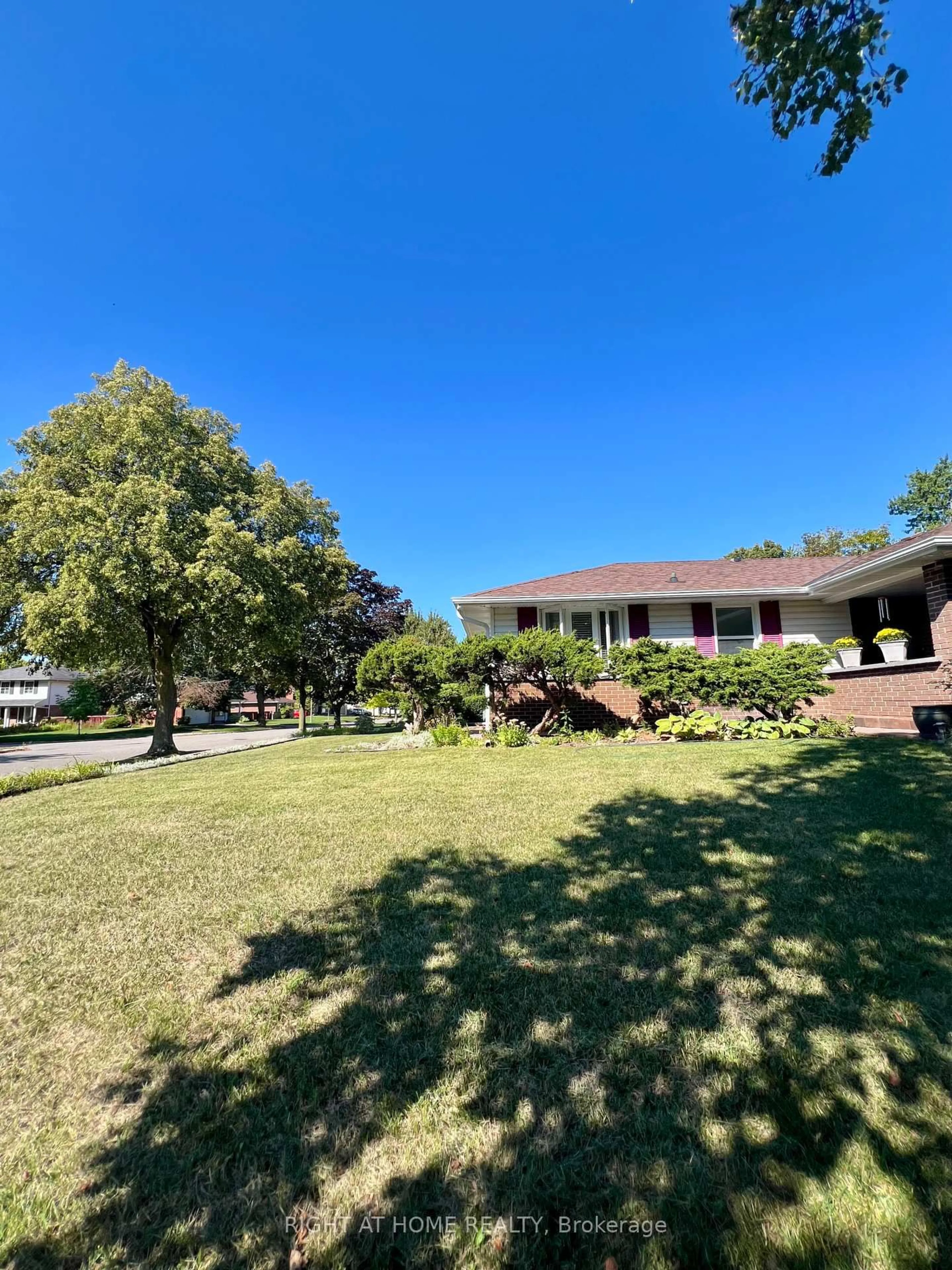 A pic from outside/outdoor area/front of a property/back of a property/a pic from drone, street for 2 Richbourne Crt, Toronto Ontario M1T 1T6